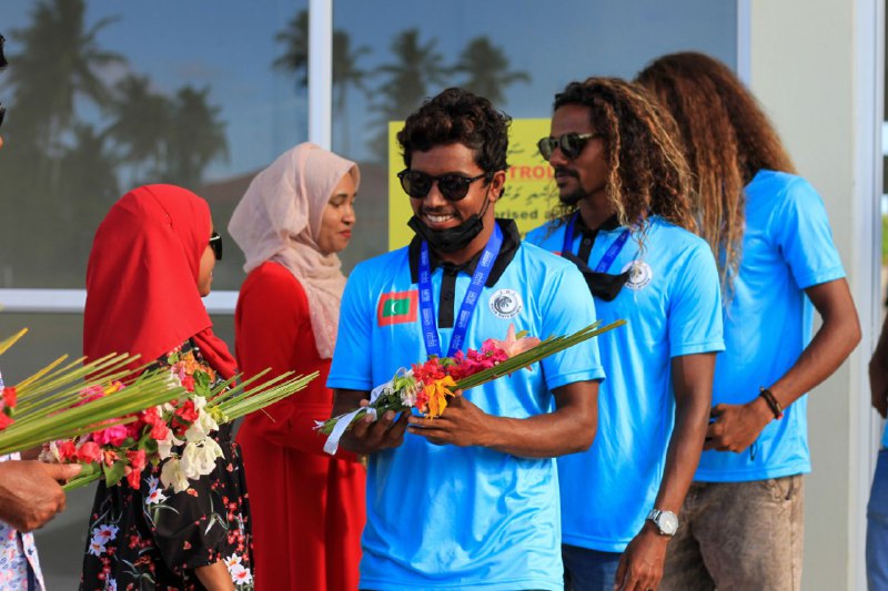 ގައުމީ ޓީމުގެ ކުޅުންތެރިޔާ އަދި މިހާރު ގައުމީ ރޭންކިންގެ ހަތަރު ވަނަ ނަޖާހު މުހައްމަދަށް އެއާޕޯޓުން މަރުހަބާ ކިޔުން. - ފޮޓޯ: މުހައްމަދު ޝާބިން އިލްހާމް ރަޝީދު / އަދަދު