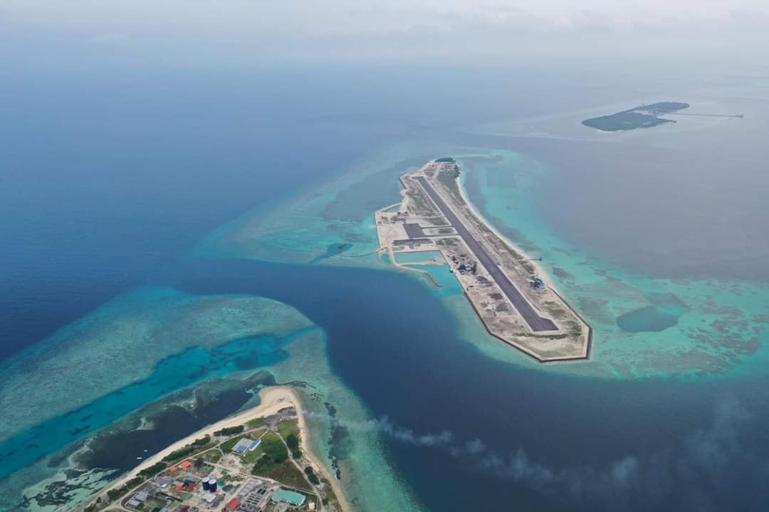 ޑިސެމްބަރު 25، 2021: ޖުމްލަ 11 މިލިއަން ޑޮލަރު (170 މިލިއަން ރުފިޔާ) ހަރަދުކޮށްގެން، 1.2 ކިލޯމީޓަރުގެ ރަންވޭއަކާ އެކު ތަރައްގީކުރި އެ އެއާޕޯޓަށް ފުރަތަމަ ޖައްސާފައި ވަނީ މޯލްޑިވިއަން އެއާލައިންގެ ބޯޓެކެވެ. އެ ބޯޓު މަޑިވަރު އެއާޕޯޓަށް ޖެއްސީ މިއަދު ހެނދުނު 9:50 ގަ އެވެ. -- ފޮޓޯ: މުހައްމަދު ޝާހިދު 