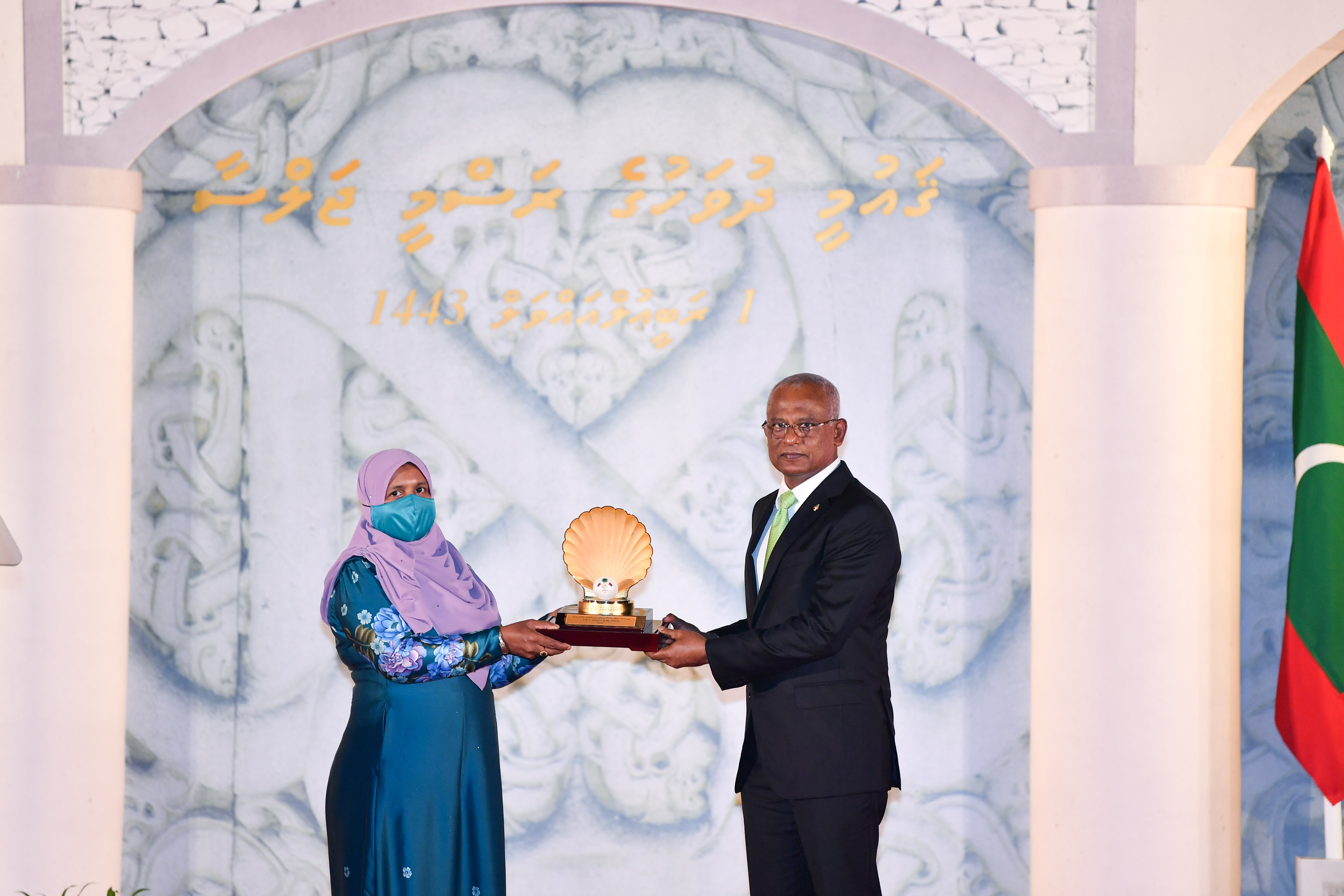 އޮކްޓޯބަރު 6، 2021: ކީރިތި ޤުރްއާން ކިޔެވުމާއި، އުނގަންނައިދިނުމާއި، ކީރިތި ޤުރްއާނުގެ އިލްމުގެ ދާއިރާއިން ބ. ތުޅާދޫ އަލްމަރްހޫމް އިބްރާހީމް ހުސައިންފުޅުގެ ހަނދާނަށް އެރުވި ޝަރަފުވެރިކަމުގެ ގައިމީ އިނާމާ، އިބްރާހިމް ހުސައިންފުޅުގެ ދަރިފުޅު ސާރާ އިބްރާހިމް ހަވާލުވަނީ. -- ފޮޓޯ: ރައީސް އޮފީސް