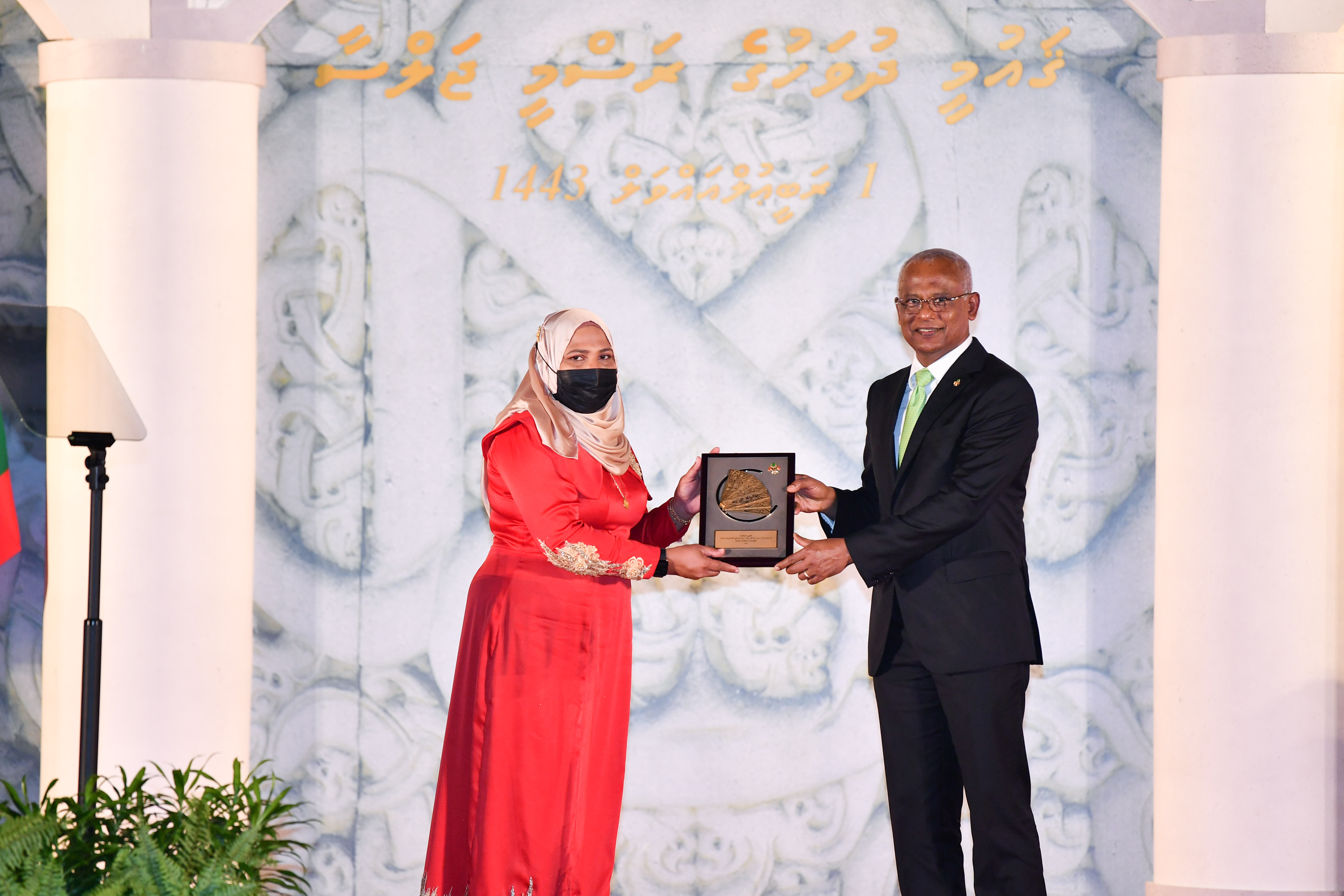 އޮކްޓޯބަރު 6، 2021: ހިތްވަރު ދިނުމުގެ ގައުމީ އިނާމު ލިބިވަޑައިގެންނެވި ބޭފުޅަކަށް ރައީސް އިބްރާހިމް މުހައްމަދު ސޯލިހު އިނާމު ހަވާލުކޮށް ދެއްވަނީ -- ފޮޓޯ: ރައީސް އޮފީސް