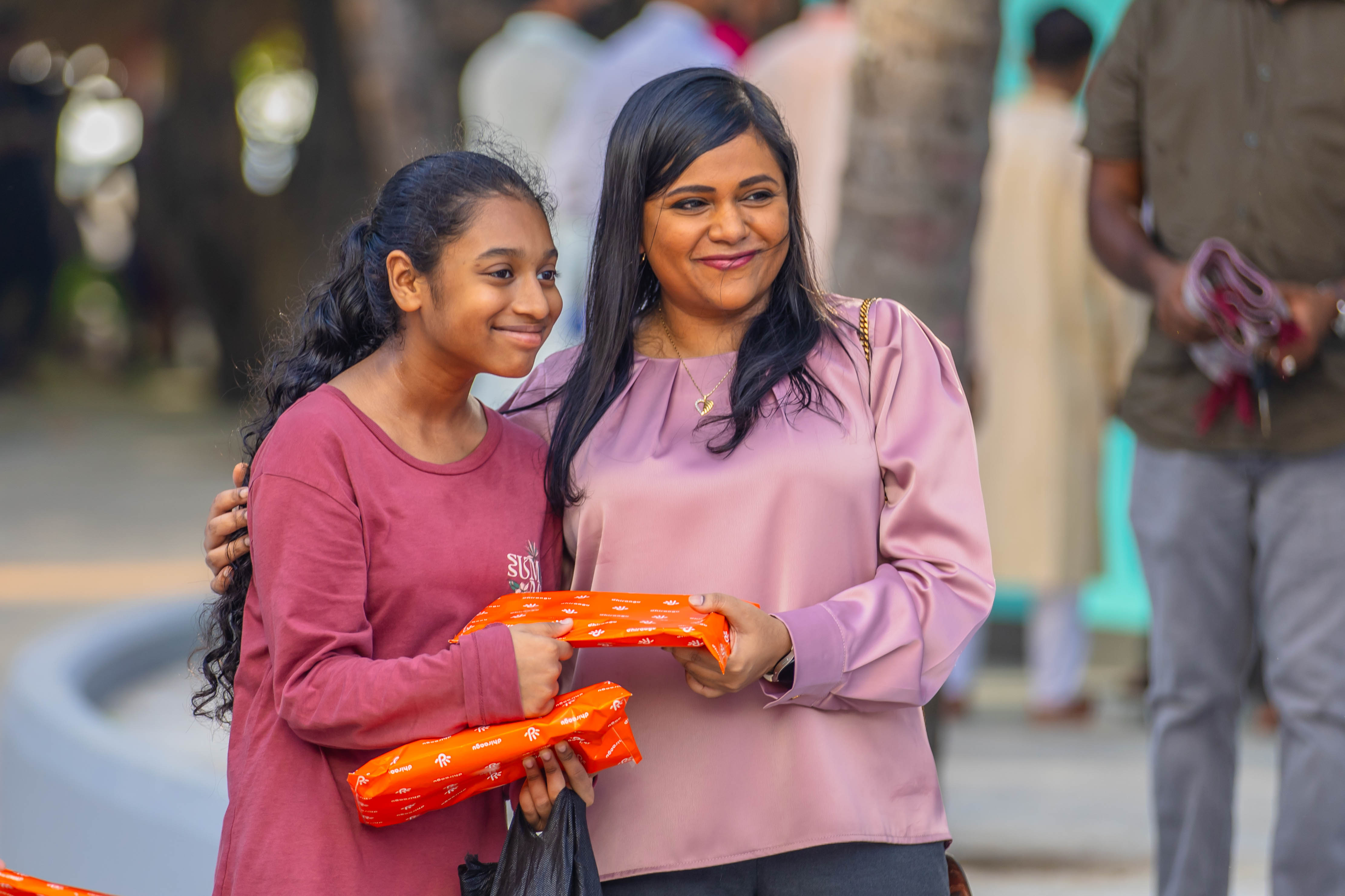10 އޭޕްރިލް، 2024 - މިއަދުގެ ފިތުރު އީދު ނަމާދު ނިމުމާއެކު އެކި ފަރާތްތަކުން ވަނީ ހަދިޔާ ބަހާފައި. އޭގެ ތެރޭގައި ދިރާގު ފަދަ ބޮޑެތި ކުންފުނިތައް ވެސް ހިމެނޭ. -- ފޮޓޯ: އިޔާދު އަބްދުލްވައްހާބު / އަދަދު