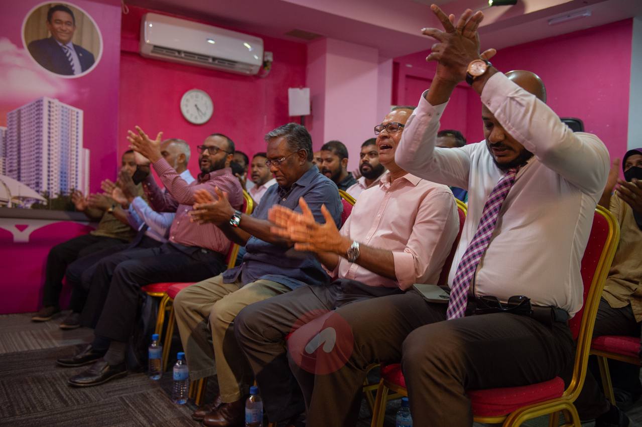 ޔާމީންގެ މައްޗަށް ކުށް ސާބިތުނުވާ ކަމަށް ސުޕްރީމް ކޯޓުގެ ތިން ފަނޑިޔާރުންގެ އިއްތިފާގުން އިއުލާން ކުރެއްވި ވަގުތުކޮޅު: އެތަނުގައި އެ ވަގުތު އޮތީ އާދަޔާ ހިލާފު ޖަޒުބާތަކާއި ރޫހެއް - ފޮޓޯ: ހުސެއިން ޝަޔާހު / އަދަދު 