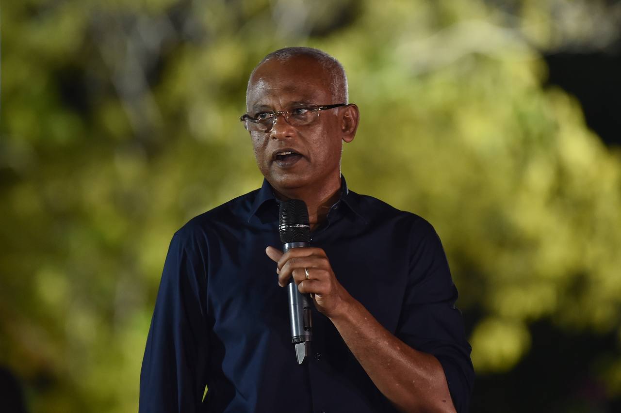 އައްޑޫ ސިޓީ އަދި ފުވައްމުލައް ސިޓީއަށް ރައީސް އިބްރާހިމް މުހައްމަދު ސޯލިހު ނިމިދިޔަ ހަފުތާގެ ބަންދުގައި ވަނީ ރަސްމީ ދަތުރުފުޅެއް ކުރައްވާފަ އެވެ. މި ދަތުރުފުޅުގައި އެންމެ ފާހަގަކޮށްލެވޭ ހަރަކާތަކަށް އޮތީ, ދެ ސިޓީގެ ރައްޔިތުންނަށް ރައީސް ދެއްވި މާހެފުމެވެ. އެ މާހެފުމުގައި ގިނަ ރައްޔިތުންތަކެއް ބައިވެރިވިއިރު ރައީސް ވަނީ ދެ ސިޓީގެ ތަރައްގީއަށް ކުރައްވާނެ ގިނަ މަޝްރޫއުތަކެއް އިއުލާން ކުރައްވާފަ އެވެ. އަދި އޭގެ ފަހުން ވަކިވަކިން ކޮންމެ މޭޒެއް ކައިރިއަށް ވަޑައިގެން އެތަނަށް ދިޔަ ރައްޔިތުންނާ ގާތުން ބައްދަލުކުރައްވާފަ އެވެ. ރައްޔިތުންނާއެކު ގިނަ ވަގުތުތަކެއް ރައީސް ހޭދަކުރެއްވިއިރު, އެމީހުންގެ ޝަކުވާ އާއި ކަންބޮޑުވުންތައް އަަދި ހިޔާލުތައް ހޯއްދެވި އެވެ. ރައީސްއާއެކު ކުރެވުނު އެ ބައްދަލުވުންވީ އެތަނަށް ދިޔަ ކޮންމެ ރައްޔިތަކަށް ވެސް ހާއްސަވި ބައްދަލުވުމަކަށެވެ. - ފޮޓޯ: މުންޝިދު / ރައީސް އޮފީސް 