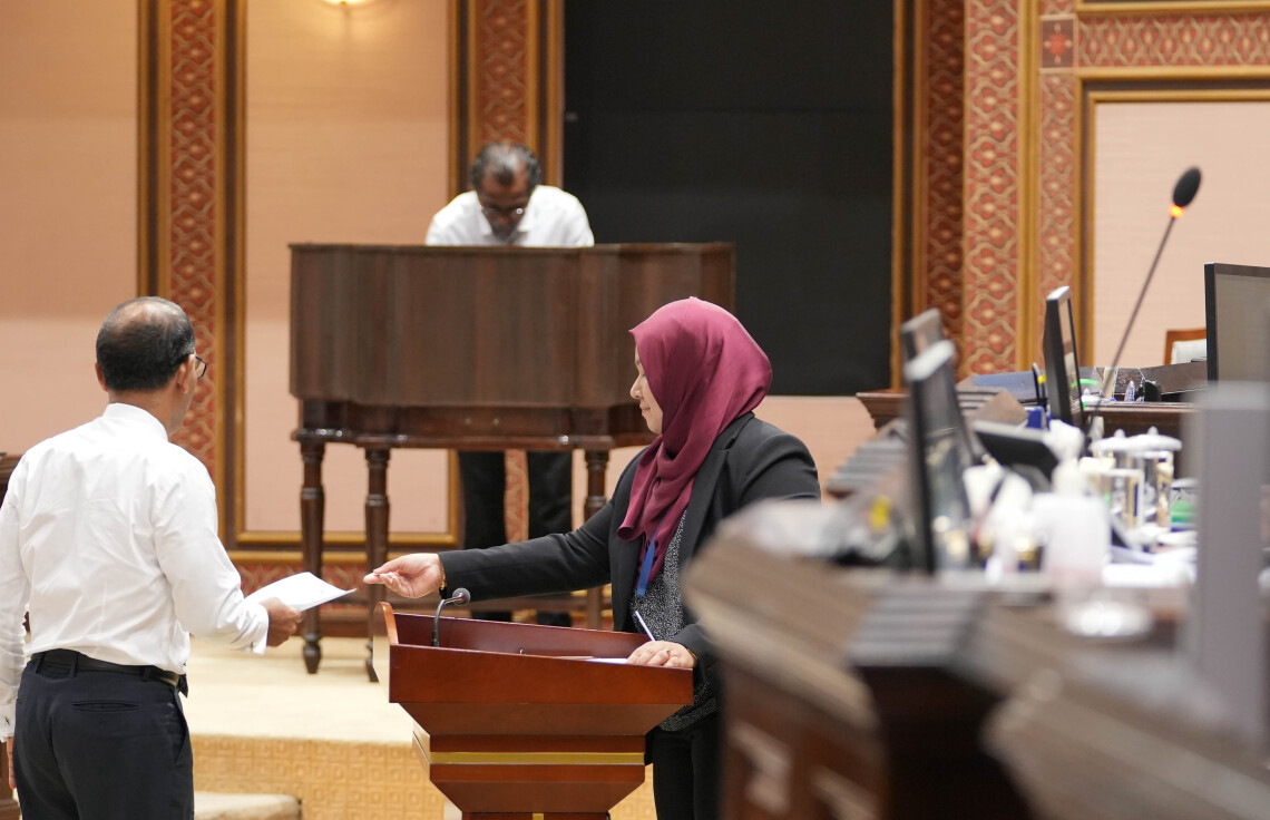 ނޮވެމްބަރު 13، 2023: ރައްޔިތުންގެ މަޖިލީހުގެ ރައީސްއަކު ހޮވުމަށް މަޖިލީހުގެ ކުރީގެ ރައީސް މުހައްމަދު ނަޝީދަށް، އަމީން އާންމު ފާތިމަތު ނިއުޝާ ވޯޓު ކުރުދާސް ދެއްވަނީ -- ފޮޓޯ: މަޖިލީހުގެ އިދާރާ