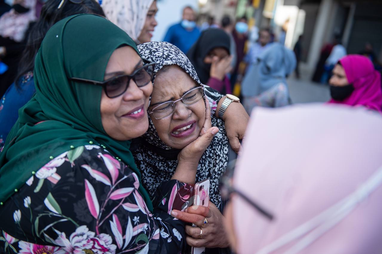 ޔާމީންގެ މައްޗަށް ކުށް ސާބިތުނުވާ ކަމަށް ސުޕްރީމް ކޯޓުން ހުކުމް ކުރުމާއެކު, އެމަނިކުފާނުގެ ދެ ސަޕޯޓަރަކު އުފާ ފާޅުކުރަނީ: ބައެއް މީހުން ވަނީ އުފަލުން ކަރުނަ ވެސް އަޅާފައި - ފޮޓޯ: ހުސެއިން ޝަޔާހު / އަދަދު 