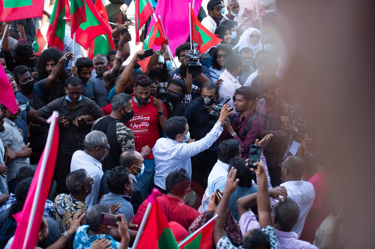 ޖަލުން މިނިވަންވެވަޑައިގެންނެވުމަށްފަހު އުފާވެފައި ތިބި ސަޕޯޓަރުންނާ, ރައީސް ޔާމީން ބައްދަލު ކުރައްވަނީ: އެމަނިކުފާނުގެ ގިނަ ސަޕޯޓަރުންގެ އޮތީ އަދާޔާ ހިލާފު ޖަޒުބާތީ ޝުއޫރުތަކެއް - ފޮޓޯ: ހުސެއިން ޝަޔާހު / އަދަދު