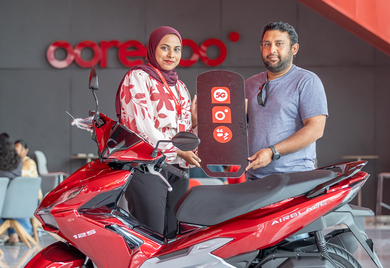 5ޖީ ލިބޭ ކެމްޕެއިންގެ ދަށުން ކޮންމެ ތިން ދުވަހަކުން އަގުހުރި ސައިކަލު ލިބޭ ޕްރޮމޯޝަންގެ 18 ވަނަ ނަސީބުވެރިޔާ، އަބްދުލް ނޫރު އިބްރާހިމް ނިޒާރުގެ ސައިކަލު ހަވާލު ކުރުން -- ފޮޓޯ: އުރީދޫ