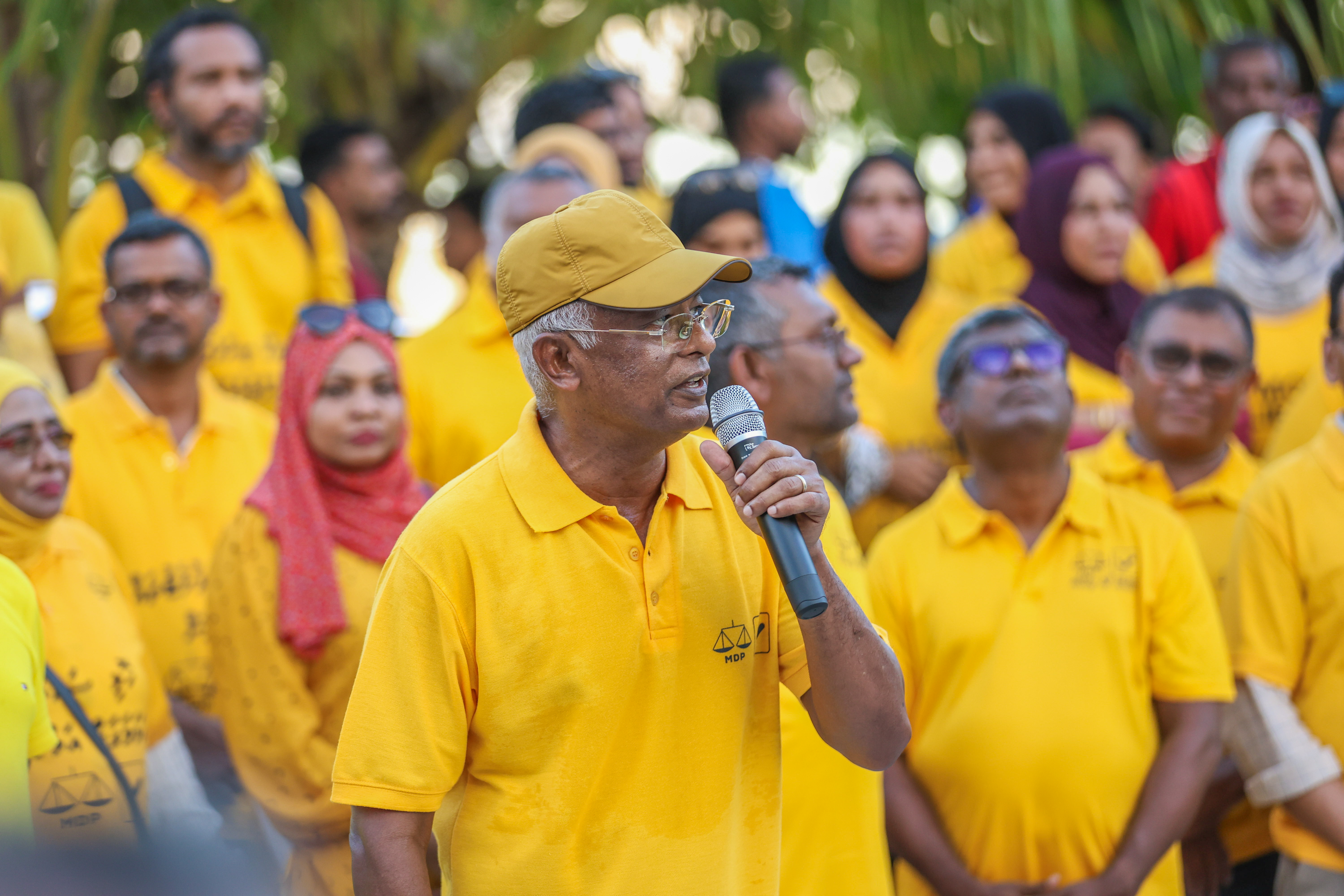 އެޕްރީލް 19, 2023 - އިދިކޮޅު މައި ޕާޓީ މޯލްޑިވިއަން ޑިމޮކްރަޓިކް ޕާޓީ (އެމްޑީޕީ) ގެ މަޖިލިސް އިންތިހާބުގެ ކެމްޕޭން ނިންމާލުމަށް ކުރިއަށްގެންދިޔަ ރެލީގެ ތެރެއިން. "މިސްރާބު ހަމަމަގަށް" ނަމުގައި އެ ޕާޓީން މުޅި ރާއްޖޭގައި ކެމްޕޭން ހަރަކާތްތައް އަންނަނީ ބާއްވަމުން --- ފޮޓޯ: އިޔާދު/އަދަދު