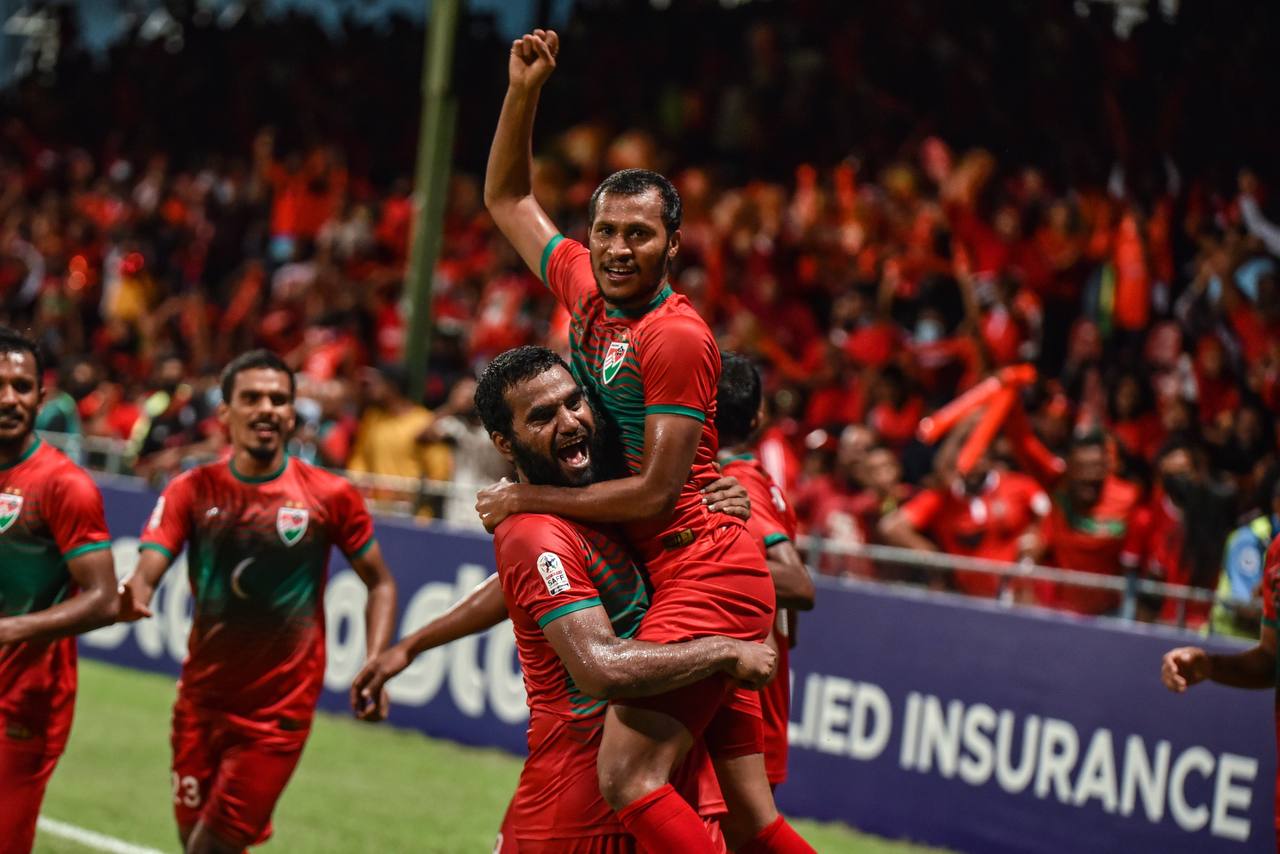 ސާފް ޗެމްޕިއަންޝިޕް 2021ގައި ރާއްޖެ ކުޅުނު ދެވަނަ މެޗުގައި ބަނގްލަދޭޝް ކޮޅަށް ގޯލު ޖެހުމަށްފަހު ހަމްޕު އަދި އަޝްފާގް އުފާފާޅުކުރަނީ: މިއީ މުޅި ގައުމު އުފަލުން ހެއްވާލި ވަގުތުކޮޅެއް - ފޮޓޯ: ހުސައިން ޝަޔާހް / އަދަދު