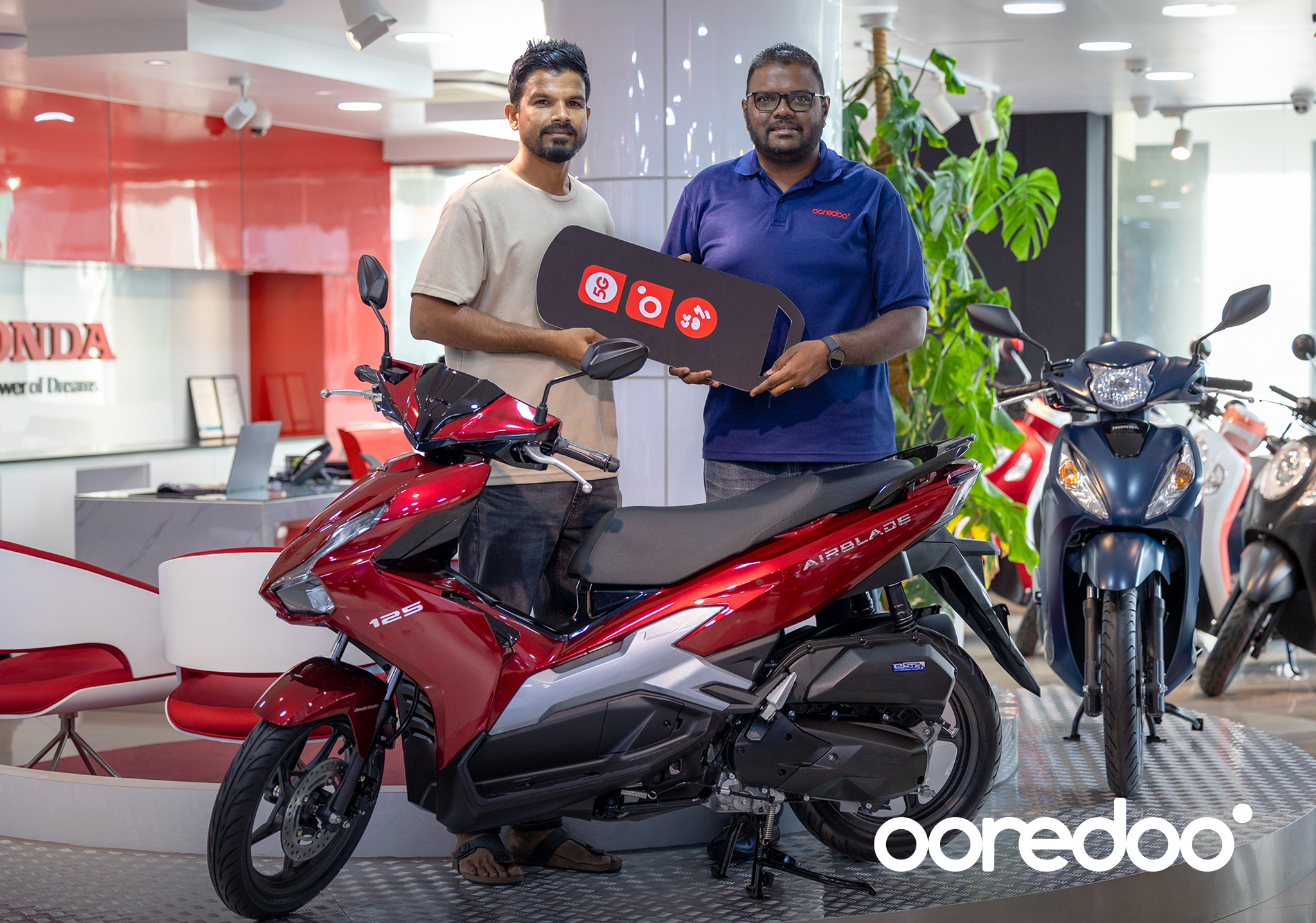 5ޖީ ލިބޭ ކެމްޕެއިންގެ ދަށުން ކޮންމެ ތިން ދުވަހަކުން އަގުހުރި ސައިކަލު ލިބޭ ޕްރޮމޯޝަންގެ 3 ވަނަ ނަސީބުވެރިޔާ، އަހުމަދު ނަހުޔާންގެ ސައިކަލު ހަވާލު ކުރުން -- ފޮޓޯ: އުރީދޫ