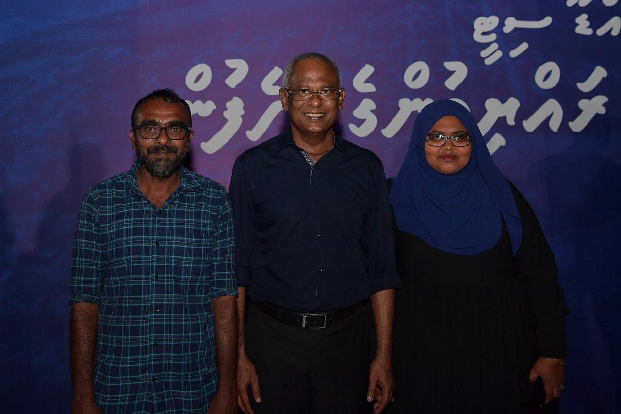 އައްޑޫ ސިޓީ އަދި ފުވައްމުލައް ސިޓީއަށް ރައީސް އިބްރާހިމް މުހައްމަދު ސޯލިހު ނިމިދިޔަ ހަފުތާގެ ބަންދުގައި ވަނީ ރަސްމީ ދަތުރުފުޅެއް ކުރައްވާފަ އެވެ. މި ދަތުރުފުޅުގައި އެންމެ ފާހަގަކޮށްލެވޭ ހަރަކާތަކަށް އޮތީ, ދެ ސިޓީގެ ރައްޔިތުންނަށް ރައީސް ދެއްވި މާހެފުމެވެ. އެ މާހެފުމުގައި ގިނަ ރައްޔިތުންތަކެއް ބައިވެރިވިއިރު ރައީސް ވަނީ ދެ ސިޓީގެ ތަރައްގީއަށް ކުރައްވާނެ ގިނަ މަޝްރޫއުތަކެއް އިއުލާން ކުރައްވާފަ އެވެ. އަދި އޭގެ ފަހުން ވަކިވަކިން ކޮންމެ މޭޒެއް ކައިރިއަށް ވަޑައިގެން އެތަނަށް ދިޔަ ރައްޔިތުންނާ ގާތުން ބައްދަލުކުރައްވާފަ އެވެ. ރައްޔިތުންނާއެކު ގިނަ ވަގުތުތަކެއް ރައީސް ހޭދަކުރެއްވިއިރު, އެމީހުންގެ ޝަކުވާ އާއި ކަންބޮޑުވުންތައް އަަދި ހިޔާލުތައް ހޯއްދެވި އެވެ. ރައީސްއާއެކު ކުރެވުނު އެ ބައްދަލުވުންވީ އެތަނަށް ދިޔަ ކޮންމެ ރައްޔިތަކަށް ވެސް ހާއްސަވި ބައްދަލުވުމަކަށެވެ. - ފޮޓޯ: މުންޝިދު / ރައީސް އޮފީސް 