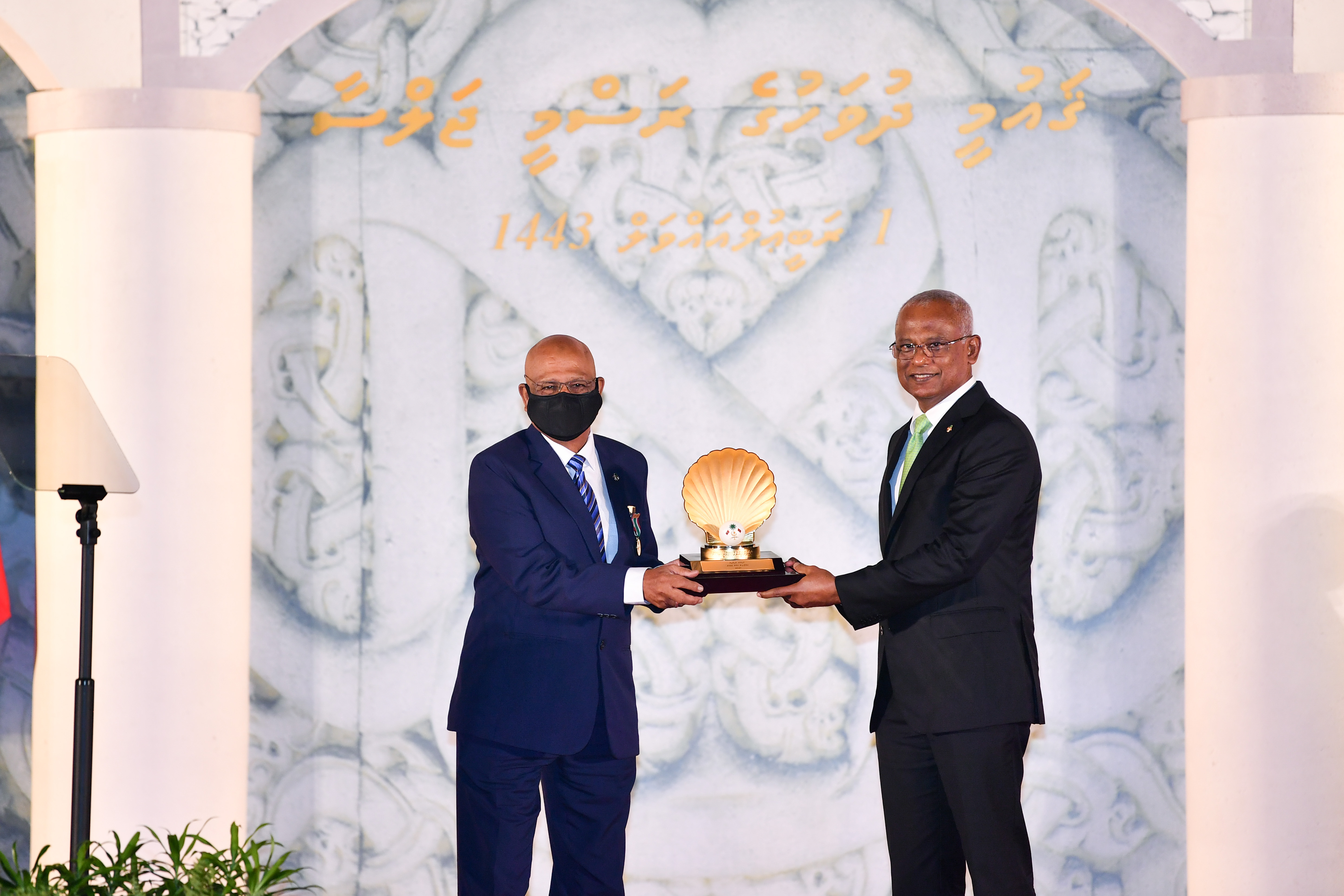 އޮކްޓޯބަރު 6، 2021: ކުޅިވަރުގެ ދާއިރާއިން ޝަރަފުވެރިކަމުގެ ގައުމީ އިނާމު ލިބިވަޑައިގެންނެވި ހ. ސާވަން މައްލާ ޅަތުއްތުއާ، ރައީސް އިބްރާހިމް މުހައްމަދު ސޯލިހު އިނާމު ހަވާލުކޮށް ދެއްވަނީ -- ފޮޓޯ: ރައީސް އޮފީސް