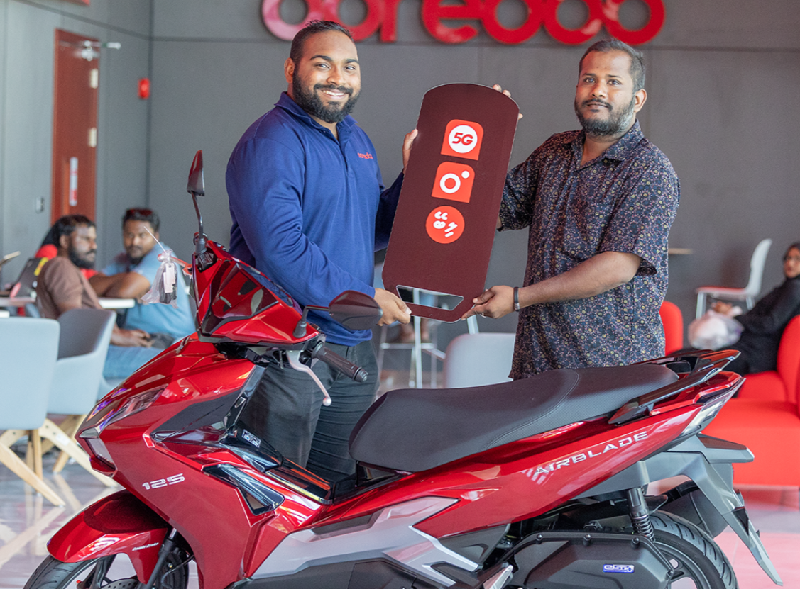 5ޖީ ލިބޭ ކެމްޕެއިންގެ ދަށުން ކޮންމެ ތިން ދުވަހަކުން އަގުހުރި ސައިކަލު ލިބޭ ޕްރޮމޯޝަންގެ 21 ވަނަ ނަސީބުވެރިޔާ، އިމްރާން ޔޫސުފްގެ ސައިކަލު ހަވާލު ކުރުން -- ފޮޓޯ: އުރީދޫ