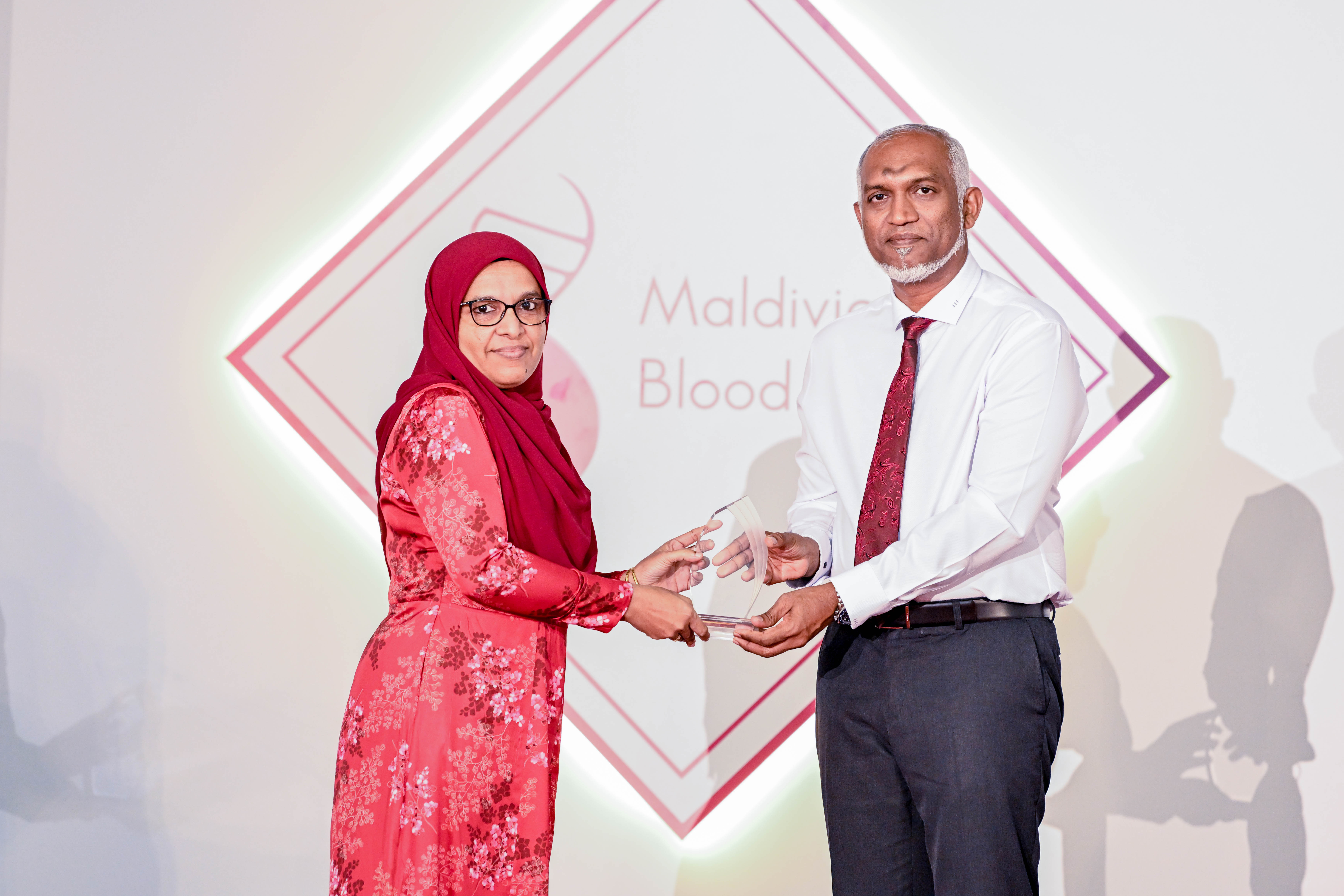 މެއި 8، 2024: ބައިނަލްއަގުވާމީ ތެލަސީމިއާ ދުވަސް ފާހަގަކުރުމަށް މިރޭ ސޯޝަލް ސެންޓަރުގައި ބޭއްވި ރަސްމިއްޔާތުގައި އެ ދާއިރާގައި ހިދުމަތް ކުރެއްވި ފަރާތަކަށް ރައީސް ޑރ. މުހައްމަދު މުއިއްޒު ހަނދާނީ ފިލާ ހަވާލުކޮށް ދެއްވަނީ. -- ފޮޓޯ: ރައީސް އޮފީސް