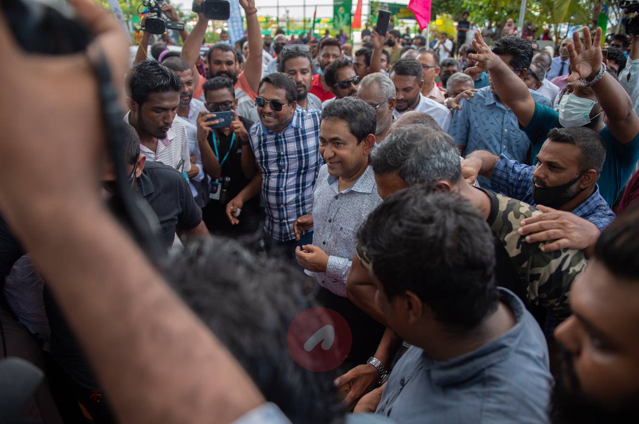 ޖަލުން މިނިވަންވެވަޑައިގެންނެވުމަށްފަހު އުފާވެފައި ތިބި ސަޕޯޓަރުންނާ, ރައީސް ޔާމީން ބައްދަލު ކުރައްވަނީ: އެމަނިކުފާނުގެ ގިނަ ސަޕޯޓަރުންގެ އޮތީ އަދާޔާ ހިލާފު ޖަޒުބާތީ ޝުއޫރުތަކެއް - ފޮޓޯ: ހުސެއިން ޝަޔާހު / އަދަދު