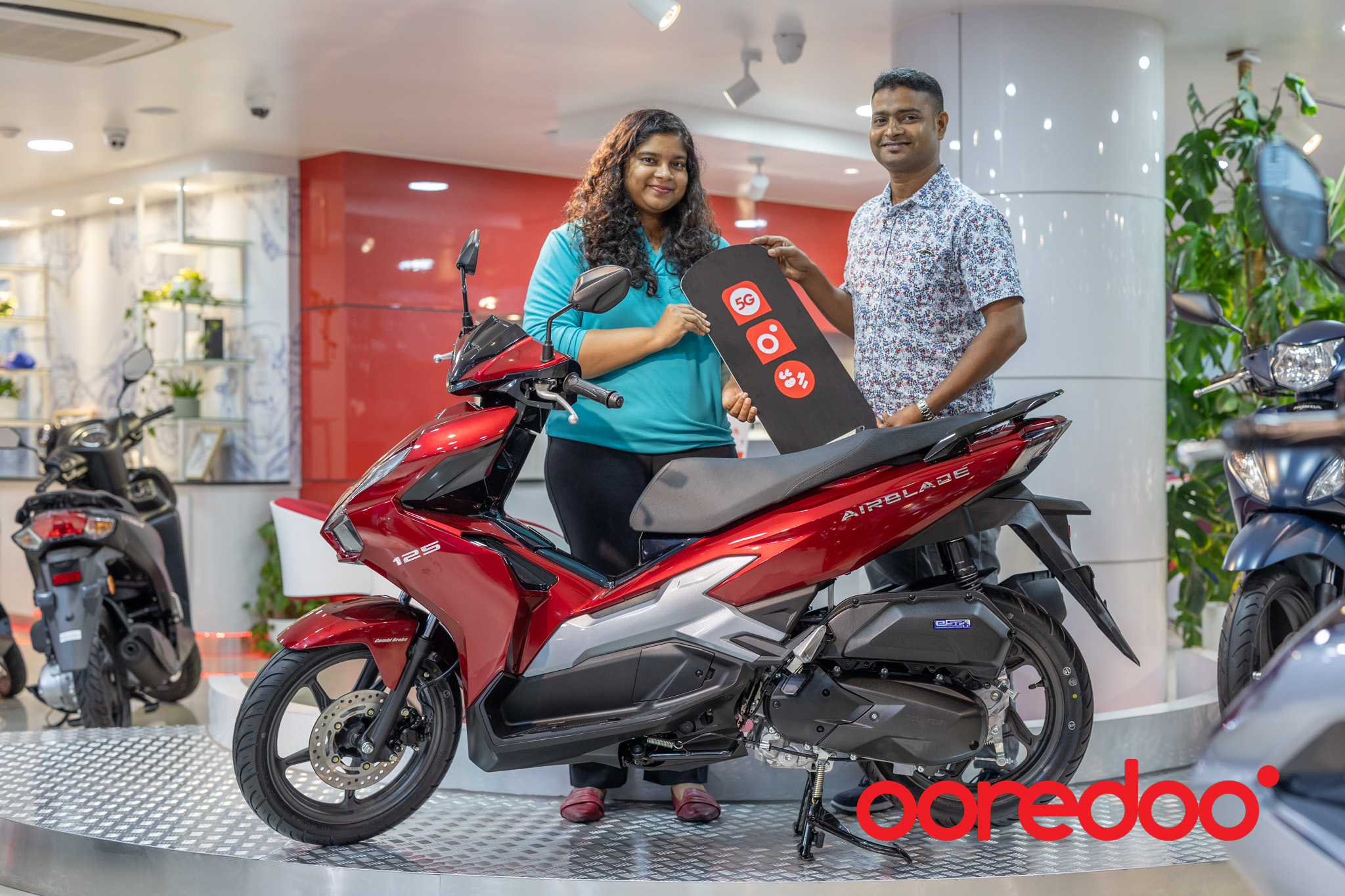 5ޖީ ލިބޭ ކެމްޕެއިންގެ ދަށުން ކޮންމެ ތިން ދުވަހަކުން އަގުހުރި ސައިކަލު ލިބޭ ޕްރޮމޯޝަންގެ ފުރަތަމަ ނަސީބުވެރިޔާ، ސައިފުލް އިސްލާމްގެ ސައިކަލު ހަވާލު ކުރުން -- ފޮޓޯ: އުރީދޫ