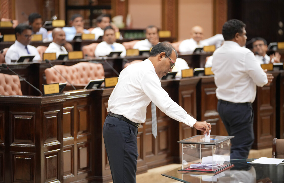 ނޮވެމްބަރު 13، 2023: ރައްޔިތުންގެ މަޖިލީހުގެ ރައީސްއަކު ހޮވުމަށް، އިސްތިއުފާ ދެއްވި ރައީސް އަދި މައްޗަންގޮޅީ މެދު ދާއިރާގެ މެމްބަރު ނަޝީދު ވޯޓު ލައްވަނީ. -- ފޮޓޯ: މަޖިލީހުގެ އިދާރާ