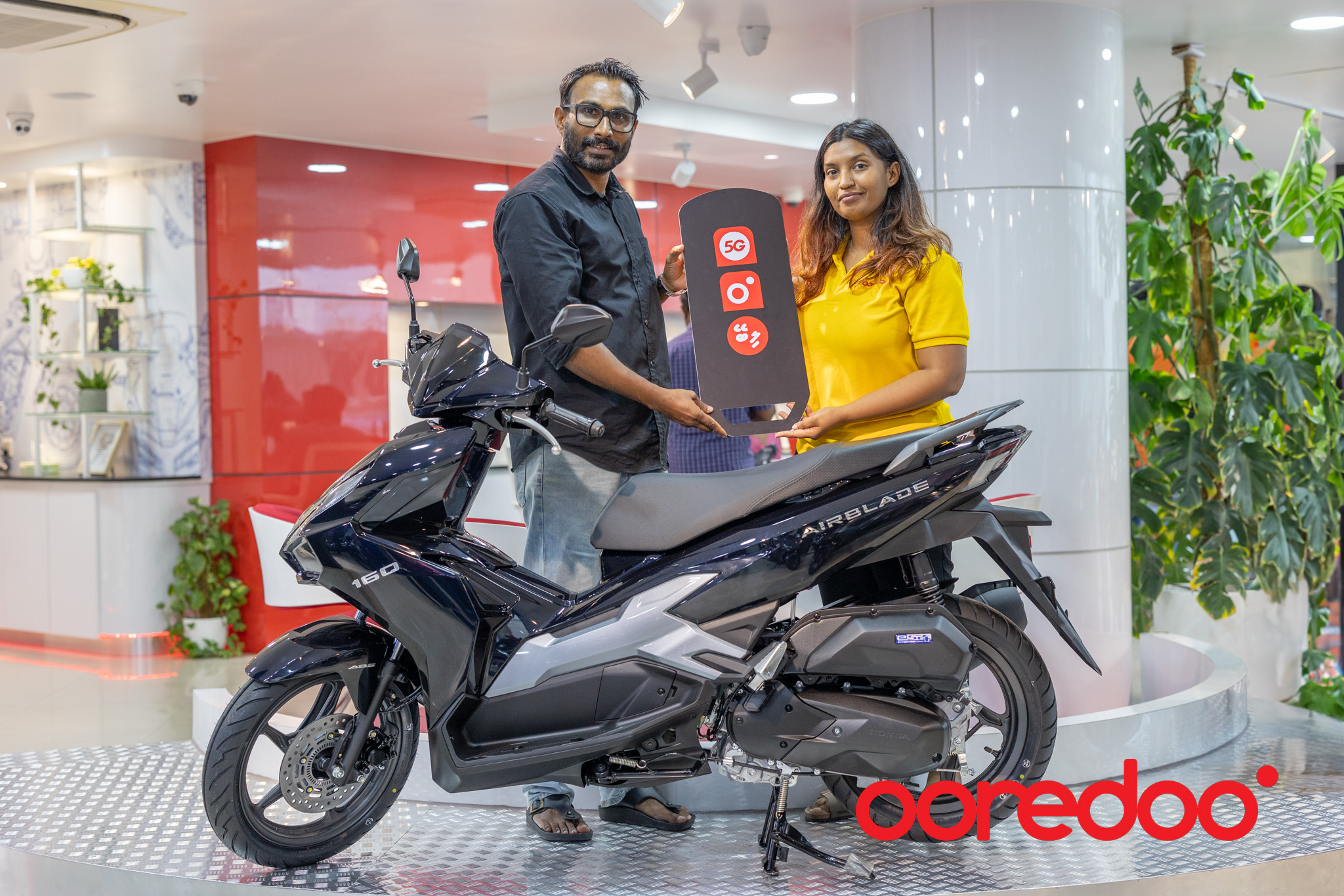 5ޖީ ލިބޭ ކެމްޕެއިންގެ ދަށުން ކޮންމެ ތިން ދުވަހަކުން އަގުހުރި ސައިކަލު ލިބޭ ޕްރޮމޯޝަންގެ 2 ވަނަ ނަސީބުވެރިޔާ، ޝައްމޫން އާދަމްގެ ސައިކަލު ހަވާލު ކުރުން -- ފޮޓޯ: އުރީދޫ
