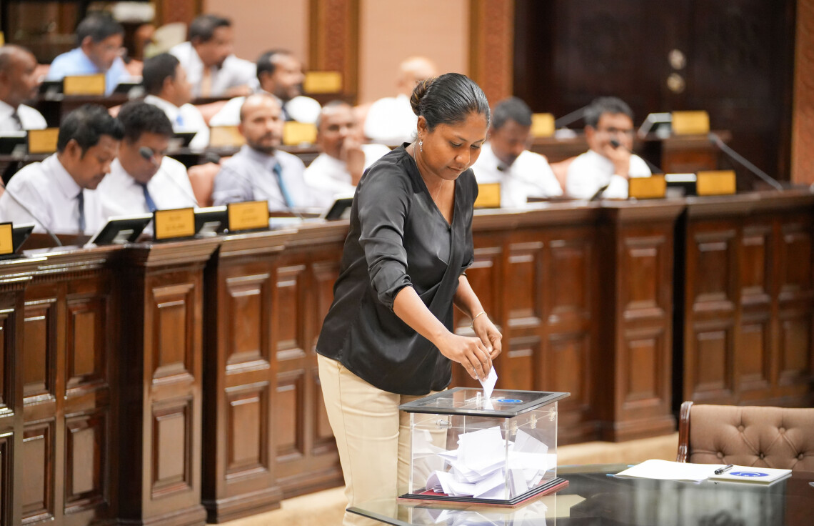 ނޮވެމްބަރު 13، 2023: ރައްޔިތުންގެ މަޖިލީހުގެ ރައީސްއަކު ހޮވުމަށް ތުޅާދޫ ދާއިރާގެ މެމްބަރު ހިސާން ހަސަން ވޯޓު ލައްވަނީ. -- ފޮޓޯ: މަޖިލީހުގެ އިދާރާ