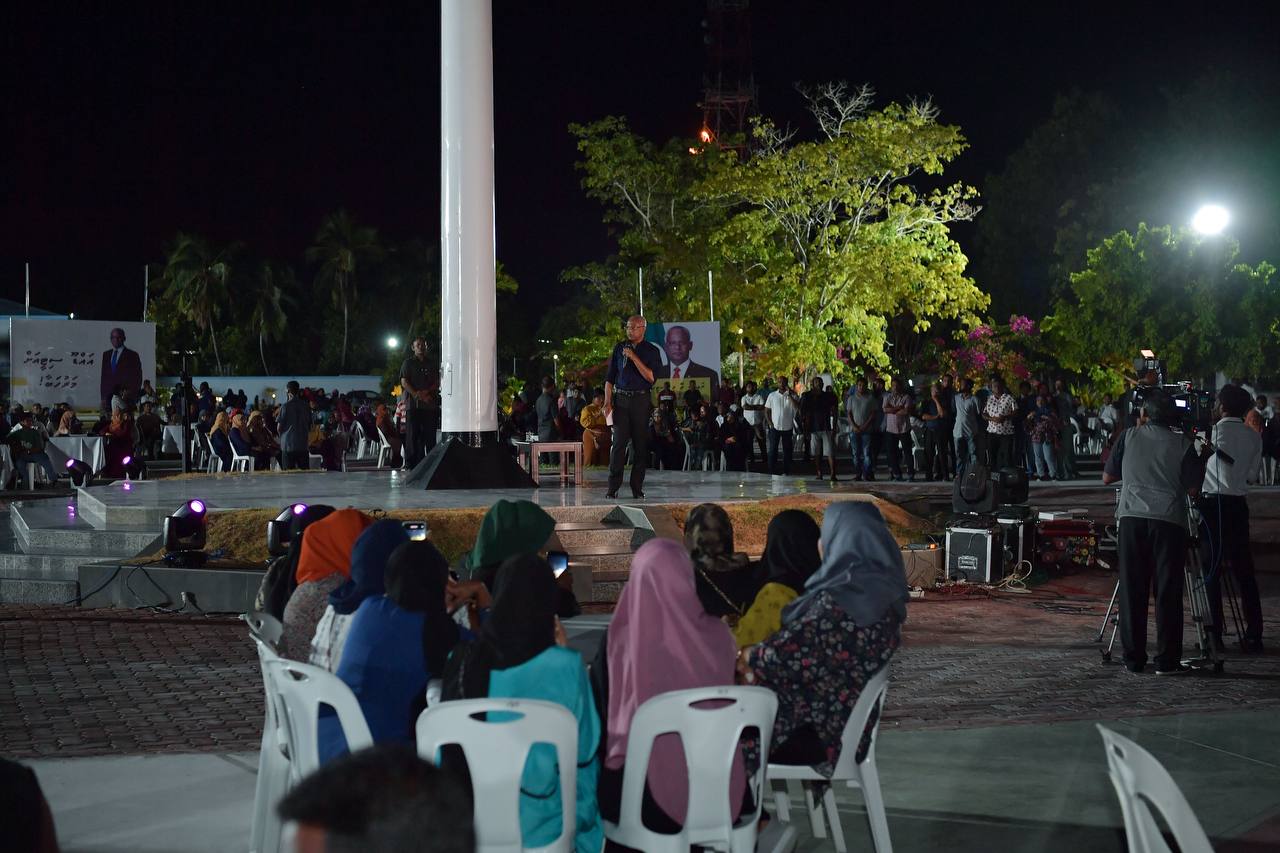 އައްޑޫ ސިޓީ އަދި ފުވައްމުލައް ސިޓީއަށް ރައީސް އިބްރާހިމް މުހައްމަދު ސޯލިހު ނިމިދިޔަ ހަފުތާގެ ބަންދުގައި ވަނީ ރަސްމީ ދަތުރުފުޅެއް ކުރައްވާފަ އެވެ. މި ދަތުރުފުޅުގައި އެންމެ ފާހަގަކޮށްލެވޭ ހަރަކާތަކަށް އޮތީ, ދެ ސިޓީގެ ރައްޔިތުންނަށް ރައީސް ދެއްވި މާހެފުމެވެ. އެ މާހެފުމުގައި ގިނަ ރައްޔިތުންތަކެއް ބައިވެރިވިއިރު ރައީސް ވަނީ ދެ ސިޓީގެ ތަރައްގީއަށް ކުރައްވާނެ ގިނަ މަޝްރޫއުތަކެއް އިއުލާން ކުރައްވާފަ އެވެ. އަދި އޭގެ ފަހުން ވަކިވަކިން ކޮންމެ މޭޒެއް ކައިރިއަށް ވަޑައިގެން އެތަނަށް ދިޔަ ރައްޔިތުންނާ ގާތުން ބައްދަލުކުރައްވާފަ އެވެ. ރައްޔިތުންނާއެކު ގިނަ ވަގުތުތަކެއް ރައީސް ހޭދަކުރެއްވިއިރު, އެމީހުންގެ ޝަކުވާ އާއި ކަންބޮޑުވުންތައް އަަދި ހިޔާލުތައް ހޯއްދެވި އެވެ. ރައީސްއާއެކު ކުރެވުނު އެ ބައްދަލުވުންވީ އެތަނަށް ދިޔަ ކޮންމެ ރައްޔިތަކަށް ވެސް ހާއްސަވި ބައްދަލުވުމަކަށެވެ. - ފޮޓޯ: މުންޝިދު / ރައީސް އޮފީސް 