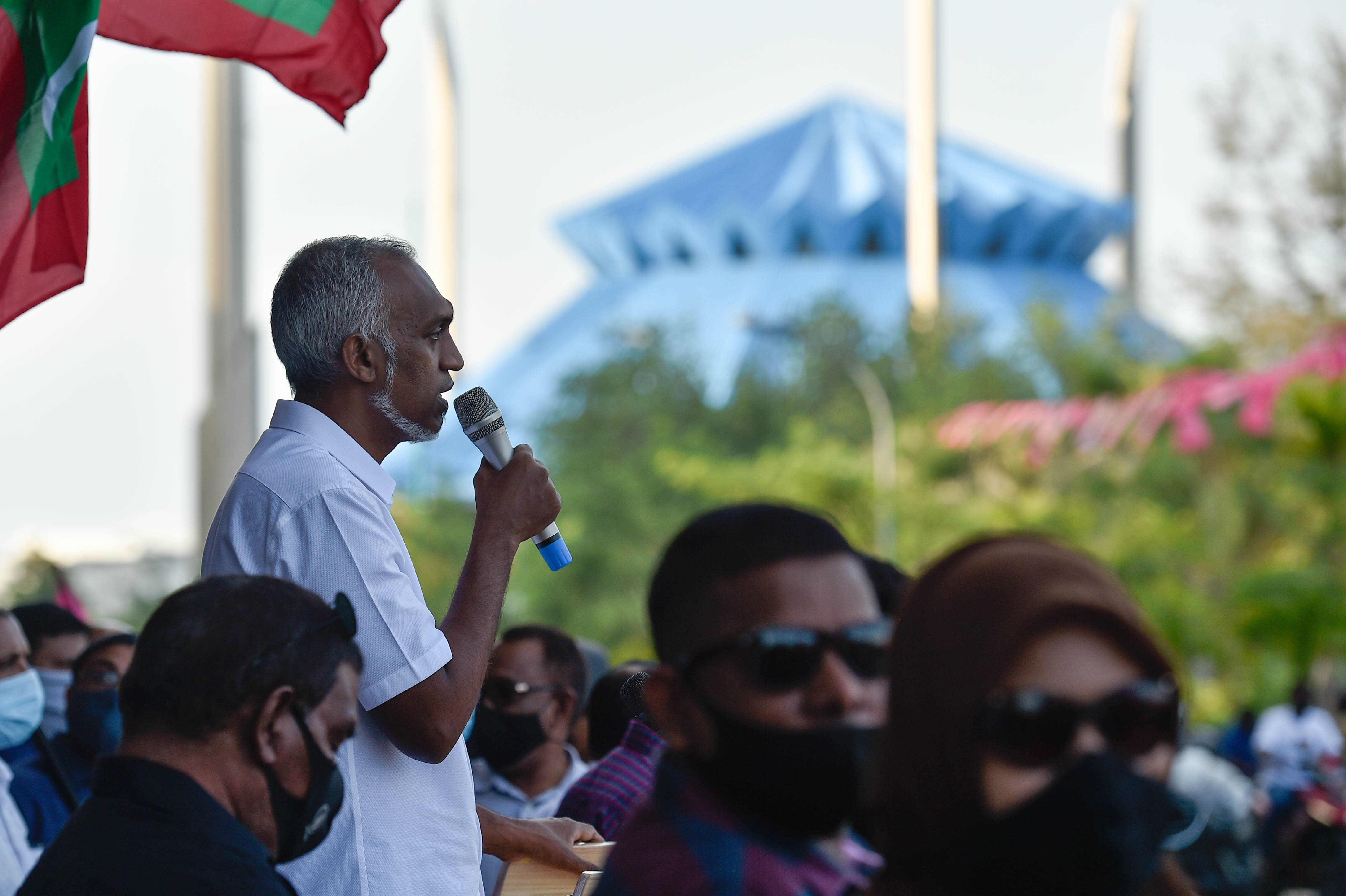 ޕީޕީއެމް އޮފީސް ކުރިމަތީގައި ބޭއްވި އެޕާޓީގެ ލޯކަލް ކައުންސިލް ކެމްޕޭން ނިންމާ ޖަލްސާގައި އެޕާޓީގެ މާލެސިޓީ މޭޔަރު ކެނޑިޑޭޓު ޑރ.މުހައްމަދު މުއިއްޒު ވާހަކަދައްކަވަނީ.-ފޮޓޯ: ހުސައިން ވަހީދު/އަދަދު