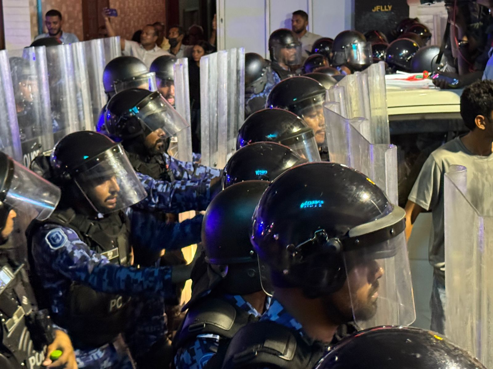 އޮކްޓޯބަރު 3، 2025: މުޒާހަރާ އަށް ހުރަސް އެޅުމަށްޓަކައި ފުލުހުން ޝީލްޑާއި ރައިޓް ގިޔަރުގައި ސަފުސަފަށް މަޖީދީ މަގުގައި އަތުރިގެން -- ފޮޓޯ: މިރާޝް ނާޝިމް