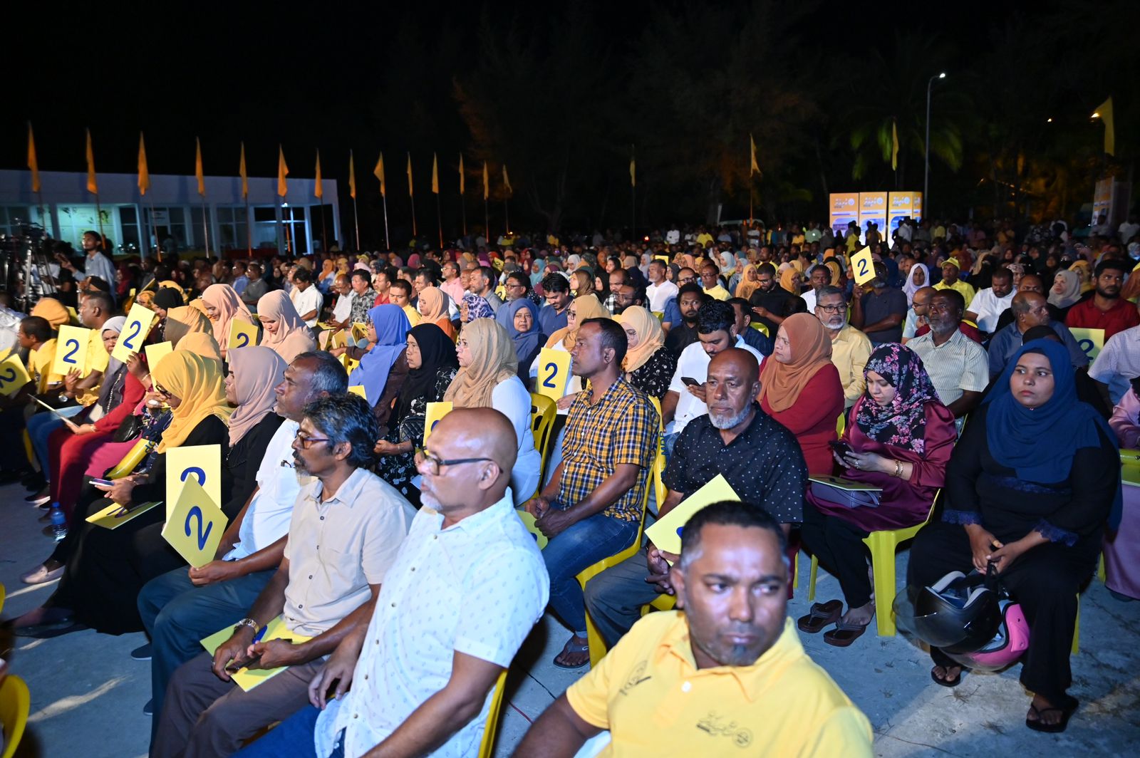 ޑިސެމްބަރު 26، 2023 - ހޮނިހިރު ދުވަހު ބާއްވާ އެމްޑީޕީގެ ރިޔާސީ ޕްރައިމަރީގައި ވާދަ ކުރައްވާ ރައީސުލްޖުމްހޫރިއްޔާ އިބްރާހިމް މުހައްމަދު ސޯލިހުގެ ކެމްޕެއިން ނިންމުމަށް އައްޑޫގައި ބޭއްވި ޖަލްސާގެ ތެރެއިން. --- ފޮޓޯ؛ ރައީސް ސޯލިހުގެ ކެމްޕެއިން ޓީމް