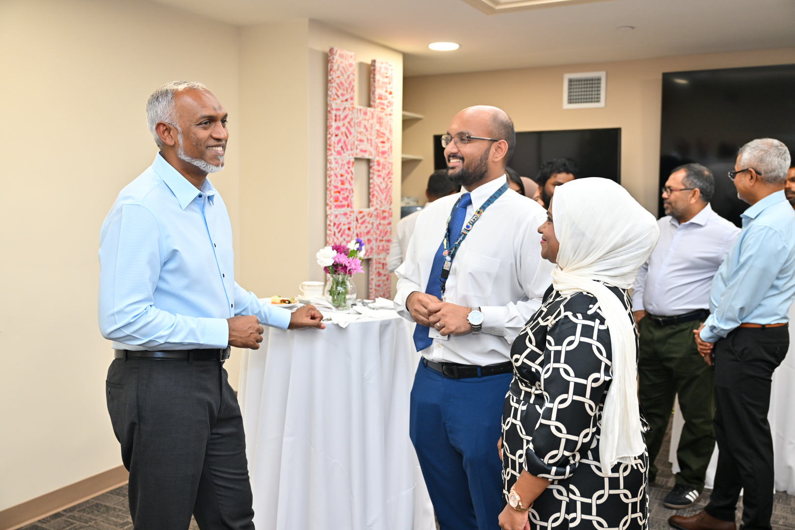 އެމެރިކާގެ ނިއުޔޯކް އަދި ކައިރި ސަރަހައްދުގައި ދިރިއުޅޭ ބައެއް ދިވެހިންނާއެކު "އދ. އަށް ކަނޑައަޅާފައި ހުންނަ ދިވެހިރާއްޖޭގެ ދާއިމީ މިޝަން"ގައި ސެޕްޓެމްބަރު 22، 2024 ގައި ރައީސް ޑރ. މުހައްމަދު މުއިއްޒު ބޭއްވެވި ބައްދަލުވުމުގައި ބަޔަކާ ވާހަކަ ދައްކަވަނީ. -- ފޮޓޯ: ރައީސް އޮފީސް