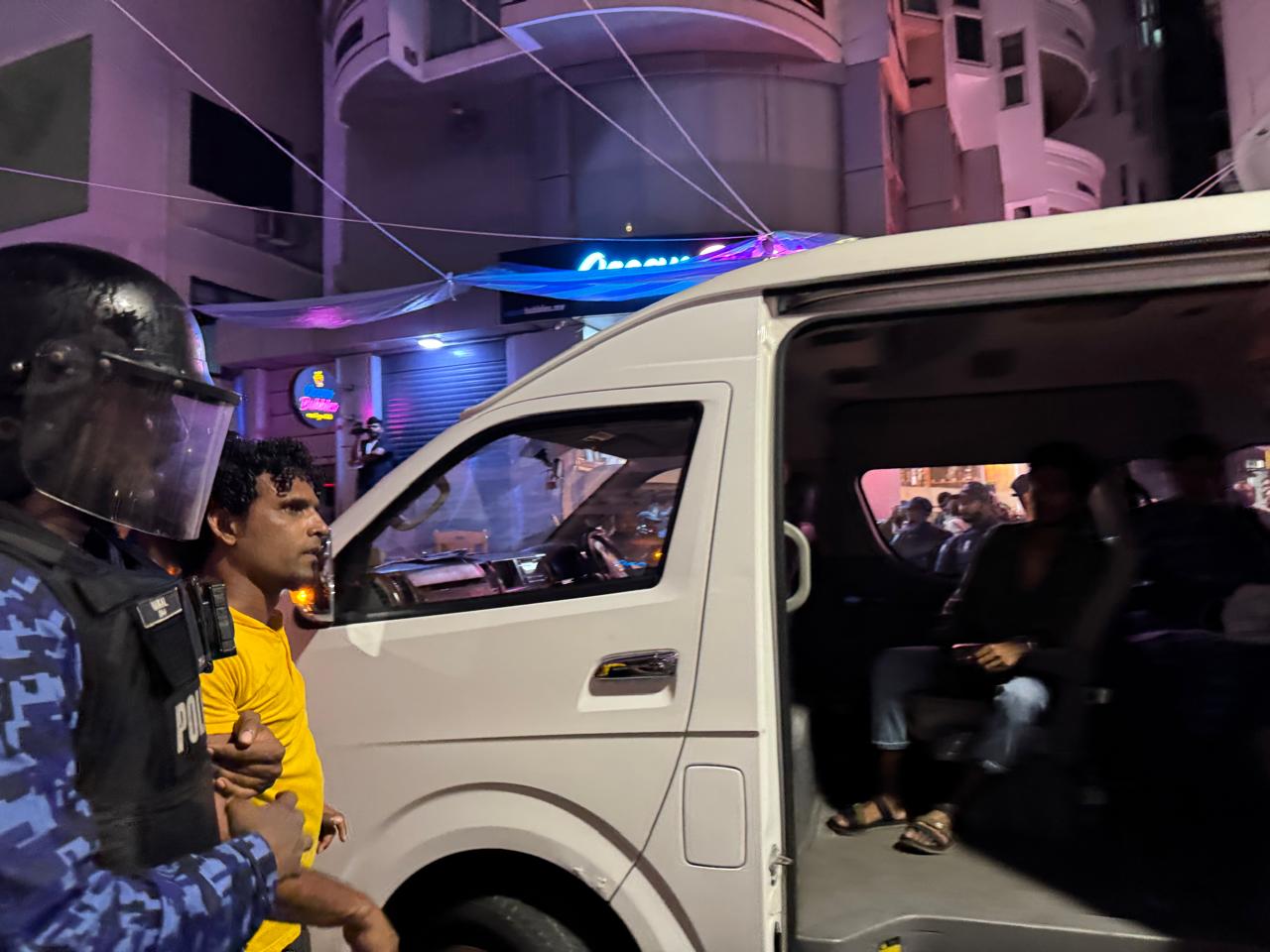 އޮކްޓޯބަރު 3، 2025: ރައްޔިތުންގެ މަޖިލީހުގެ ދާންދޫ ދާއިރާގެ ކުރީގެ މެންބަރު ޔައުގޫބް އަބްދުﷲ ހައްޔަރުކޮށް ގެންގެން ގެންދަނީ. -- ފޮޓޯ: ހުސައިން ފިޔާޒު މޫސާ