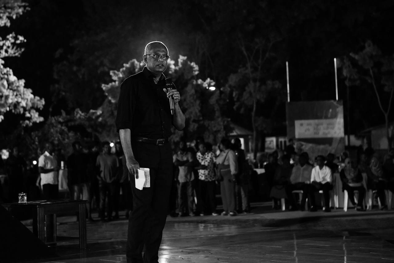 އައްޑޫ ސިޓީ އަދި ފުވައްމުލައް ސިޓީއަށް ރައީސް އިބްރާހިމް މުހައްމަދު ސޯލިހު ނިމިދިޔަ ހަފުތާގެ ބަންދުގައި ވަނީ ރަސްމީ ދަތުރުފުޅެއް ކުރައްވާފަ އެވެ. މި ދަތުރުފުޅުގައި އެންމެ ފާހަގަކޮށްލެވޭ ހަރަކާތަކަށް އޮތީ, ދެ ސިޓީގެ ރައްޔިތުންނަށް ރައީސް ދެއްވި މާހެފުމެވެ. އެ މާހެފުމުގައި ގިނަ ރައްޔިތުންތަކެއް ބައިވެރިވިއިރު ރައީސް ވަނީ ދެ ސިޓީގެ ތަރައްގީއަށް ކުރައްވާނެ ގިނަ މަޝްރޫއުތަކެއް އިއުލާން ކުރައްވާފަ އެވެ. އަދި އޭގެ ފަހުން ވަކިވަކިން ކޮންމެ މޭޒެއް ކައިރިއަށް ވަޑައިގެން އެތަނަށް ދިޔަ ރައްޔިތުންނާ ގާތުން ބައްދަލުކުރައްވާފަ އެވެ. ރައްޔިތުންނާއެކު ގިނަ ވަގުތުތަކެއް ރައީސް ހޭދަކުރެއްވިއިރު, އެމީހުންގެ ޝަކުވާ އާއި ކަންބޮޑުވުންތައް އަަދި ހިޔާލުތައް ހޯއްދެވި އެވެ. ރައީސްއާއެކު ކުރެވުނު އެ ބައްދަލުވުންވީ އެތަނަށް ދިޔަ ކޮންމެ ރައްޔިތަކަށް ވެސް ހާއްސަވި ބައްދަލުވުމަކަށެވެ. - ފޮޓޯ: މުންޝިދު / ރައީސް އޮފީސް 