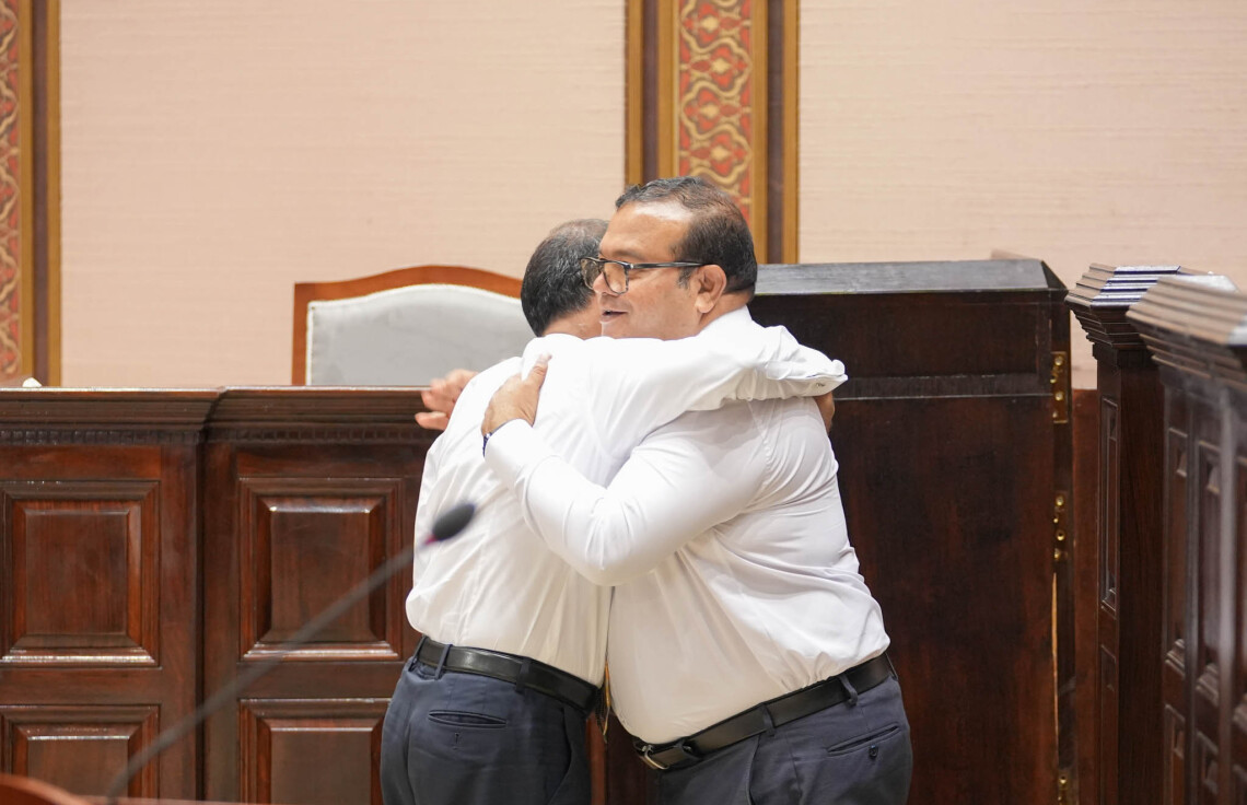 ނޮވެމްބަރު 13، 2023: މަޖިލީހުގެ އާ ރައީސް މުހައްމަދު އަސްލަމް އާއި އިސްތިއުފާ ދެއްވި ރައީސް މުހައްމަދު ނަޝީދު-- ފޮޓޯ: މަޖިލީހުގެ އިދާރާ