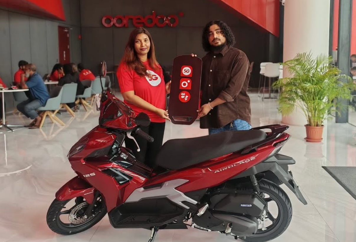 5ޖީ ލިބޭ ކެމްޕެއިންގެ ދަށުން ކޮންމެ ތިން ދުވަހަކުން އަގުހުރި ސައިކަލު ލިބޭ ޕްރޮމޯޝަންގެ 16 ވަނަ ނަސީބުވެރިޔާ، މުހައްމަދު އިއާން އަބްދުއްރަހީމްގެ ސައިކަލު ހަވާލު ކުރުން -- ފޮޓޯ: އުރީދޫ