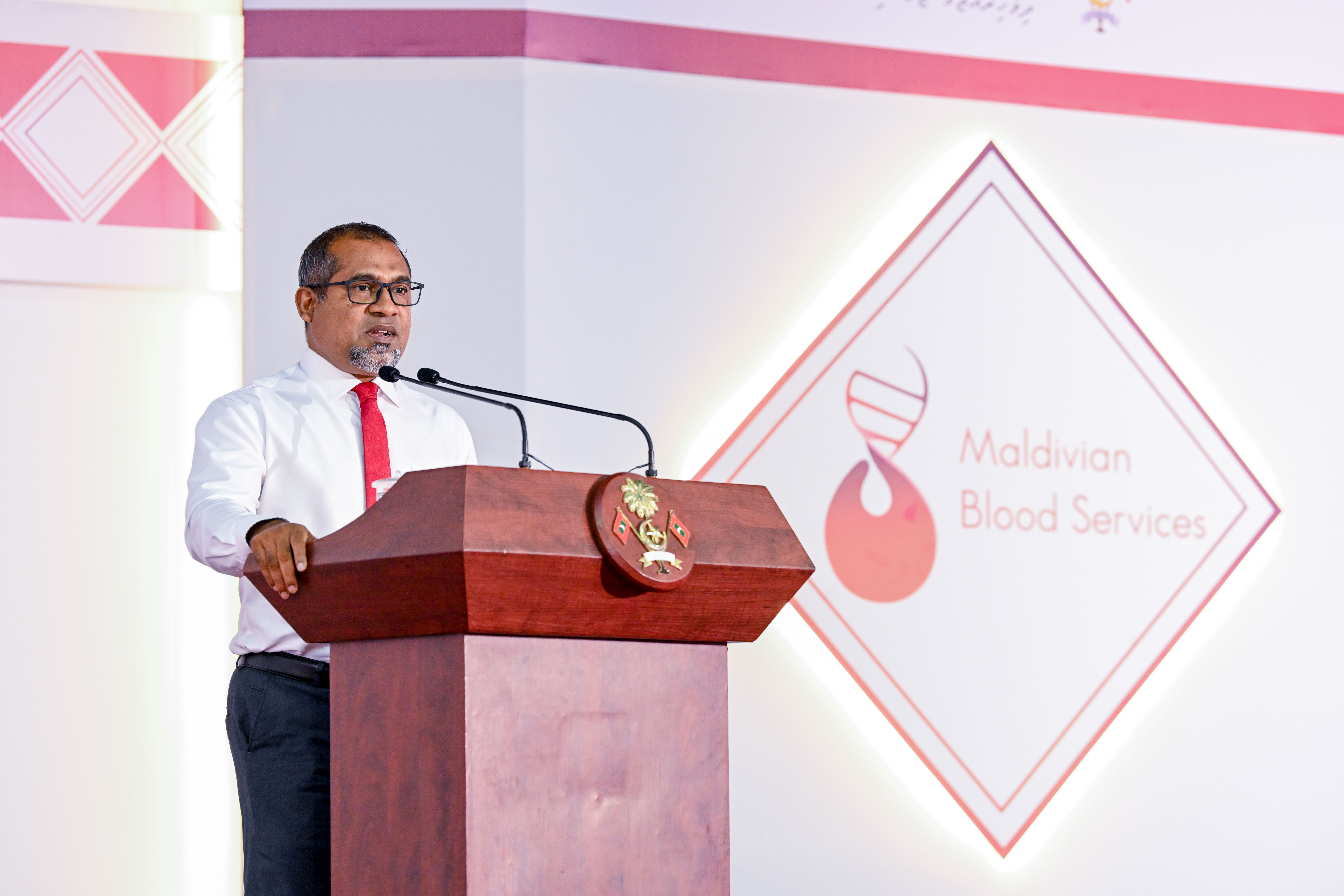 މެއި 8، 2024: ބައިނަލްއަގުވާމީ ތެލަސީމިއާ ދުވަސް ފާހަގަކުރުމަށް މިރޭ ސޯޝަލް ސެންޓަރުގައި ބޭއްވި ރަސްމިއްޔާތުގައި ހެލްތު މިނިސްޓަރު ޑރ. އަބްދުﷲ ހަލީލު ވާހަކަ ދައްކަވަނީ -- ފޮޓޯ: ރައީސް އޮފީސް