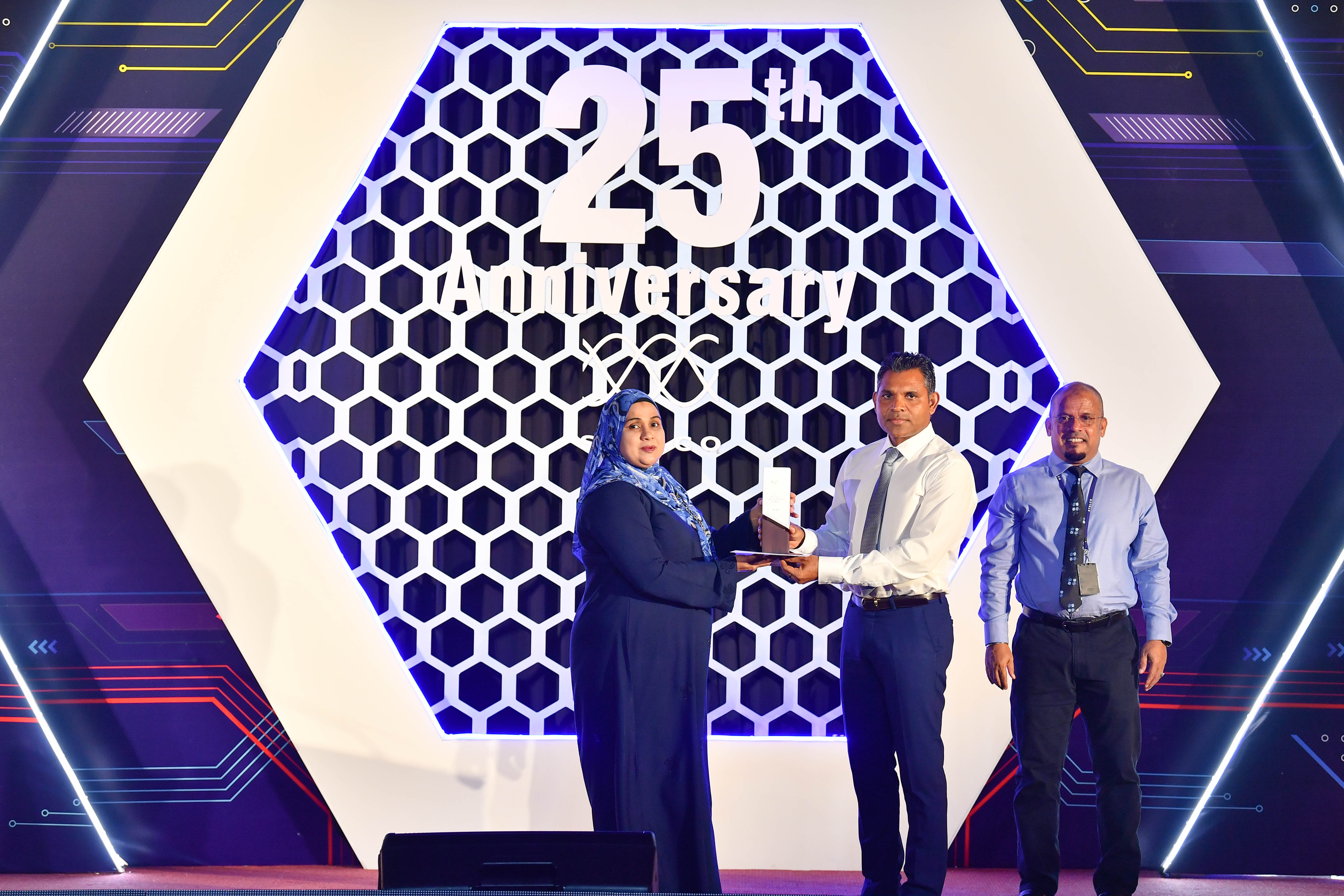 ޖޫން 19، 2022 - ސްޓެލްކޯގެ 25 ވަނަ އަހަރީ ދުވަހުގެ ޖަލްސާގެ ތެރެއިން. މާލޭގެ ކަރަންޓުގެ ހާލަތު ރަނގަޅުކުރުމަށްޓަކައި، ސްޓެލްކޯ އުފައްދަވާފައި ވަނީ 1997 ވަނަ އަހަރުގައެވެ. ރޭގެ ޖަލްސާގައި، ސްޓެލްކޯގެ 25 އަހަރުގެ ތާރީހިގައި އެ ކުންފުންޏަށް ހިދުމަތްކޮށް ދެއްވާފައިވާ މެނޭޖިން ޑިރެކްޓަރުންނަށް ދޭ އެވޯޑާއި، ދިގު މުއްދަތުގެ އެވޯޑު އަދި ބެސްޓް ޔުނިޓް ހެޑް/ ސްޓޭޝަން މެނޭޖަރުންނަށް ދޭ އެވޯޑު ދިނުން އޮތެވެ --- ފޮޓޯ؛ ރައީސް އޮފީސް
