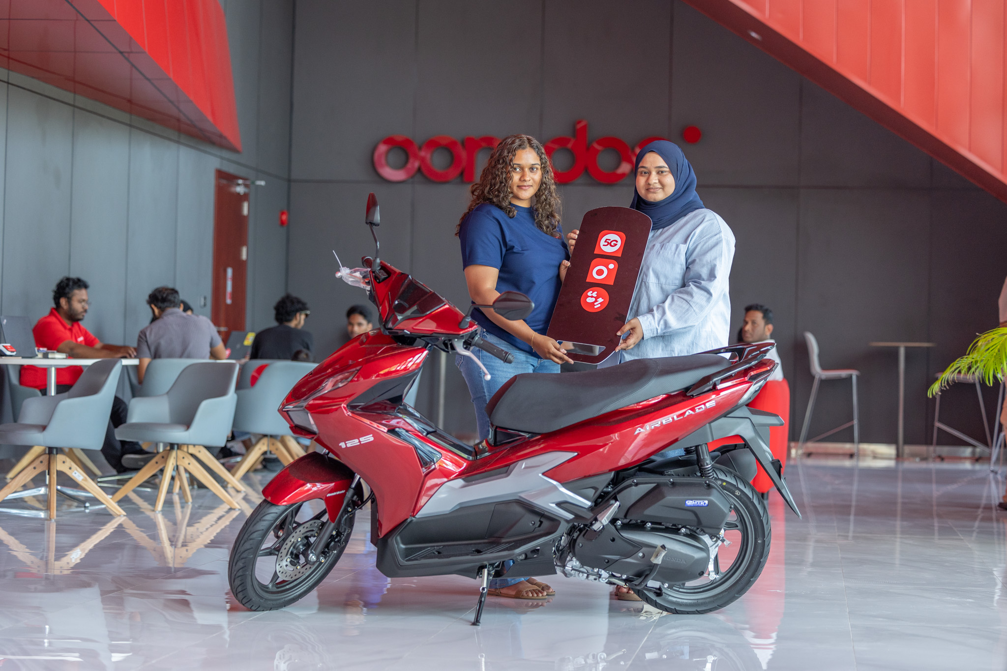5ޖީ ލިބޭ ކެމްޕެއިންގެ ދަށުން ކޮންމެ ތިން ދުވަހަކުން އަގުހުރި ސައިކަލު ލިބޭ ޕްރޮމޯޝަންގެ 14 ވަނަ ނަސީބުވެރިޔާ، އައިޝަތު އީޝާ އަބްދުއްސަމަދުގެ ސައިކަލު ހަވާލު ކުރުން -- ފޮޓޯ: އުރީދޫ