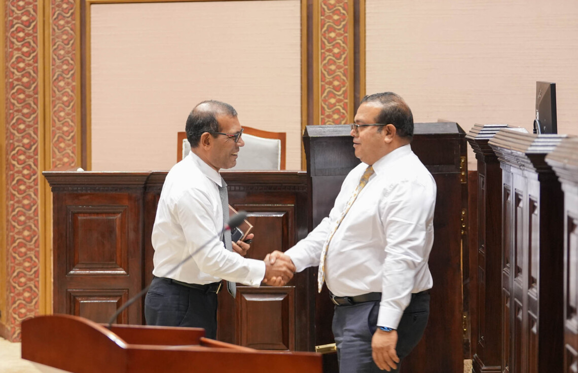 ނޮވެމްބަރު 13، 2023: ރައްޔިތުންގެ މަޖިލީހުގެ އާ ރައީސް މުހައްމަދު އަސްލަމް އާއި އިސްތިއުފާ ދެއްވި ރައީސް މުހައްމަދު ނަޝީދު ސަލާމްކުރައްވަނީ -- ފޮޓޯ: މަޖިލީހުގެ އިދާރާ