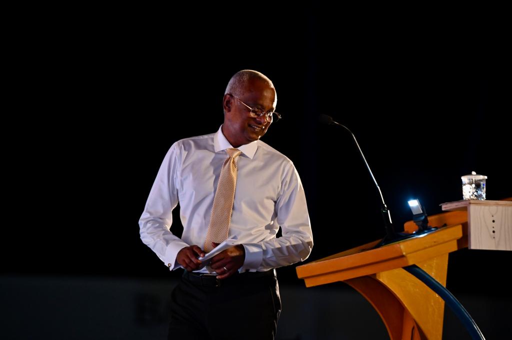ޑިސެމްބަރު 26، 2023 - ހޮނިހިރު ދުވަހު ބާއްވާ އެމްޑީޕީގެ ރިޔާސީ ޕްރައިމަރީގައި ވާދަ ކުރައްވާ ރައީސުލްޖުމްހޫރިއްޔާ އިބްރާހިމް މުހައްމަދު ސޯލިހުގެ ކެމްޕެއިން ނިންމުމަށް އައްޑޫގައި ބޭއްވި ޖަލްސާގެ ތެރެއިން. --- ފޮޓޯ؛ ރައީސް ސޯލިހުގެ ކެމްޕެއިން ޓީމް