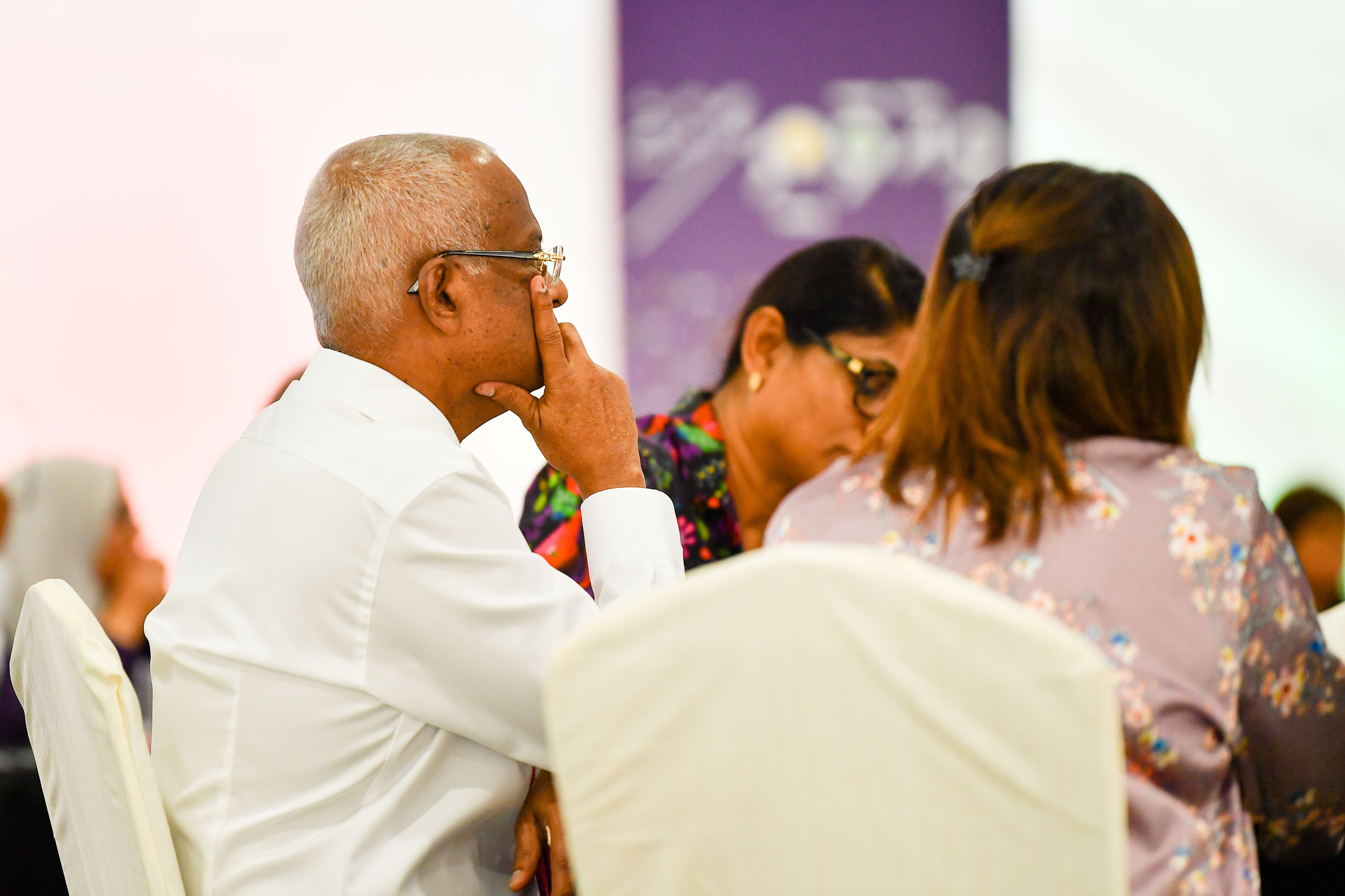 ފޮޓޯ; ލާމަރުކަޒީ ނިޒާމާއި އޭގެ ހައްލުތަކާއި އަމާޒުތަކާމެދު ފުޅާ ގޮތެއްގައި މަޝްވަރާކުރަން މެދުރާއްޖެ ތެރޭގެ ރަށްރަށުގެ ކައުންސިލްތަކުގެ ރައީސުންނާއި އަންހެނުން ކޮމިޓީތަކުގެ ރައީސުން ހިނެމޭ ގޮތަށް އުކުޅަހުގައި މިއަދު "ވިއަވަތި ރާއްޖެ" ކޮންފަރެންސް ވަނީ ފަށާފައި. -ފޮޓޯ: ރައީސް އޮފީސް