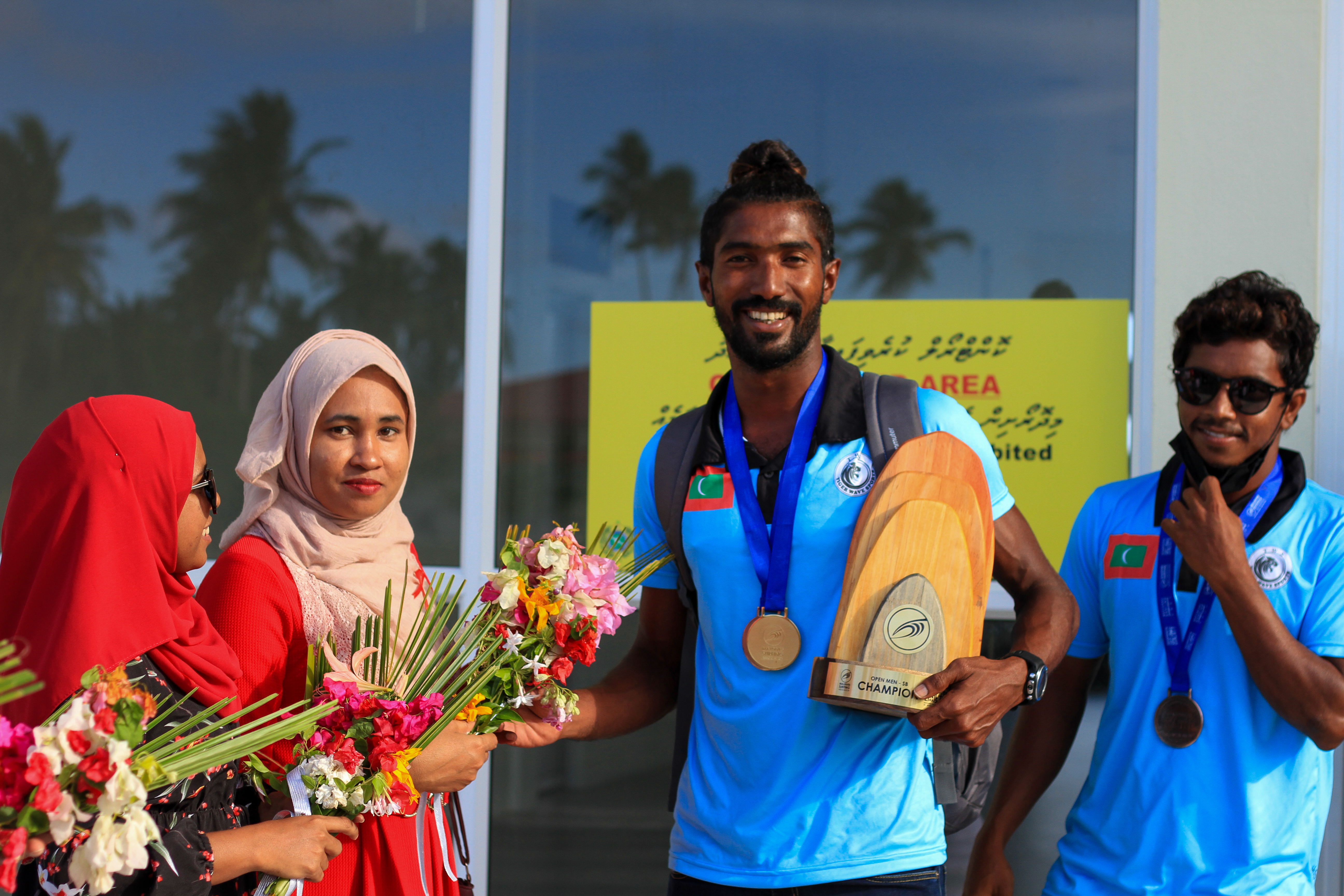 ގައުމީ ޓީމުގެ ކުޅުންތެރިޔާ އަދި މިހާރު ގައުމީ ރޭންކިންގެ އެއް ވަނަ ހޫދު އަހުމަދަށް އެއާޕޯޓުން މަރުހަބާ ކިޔުން. - ފޮޓޯ: މުހައްމަދު ޝާބިން އިލްހާމް ރަޝީދު / އަދަދު
