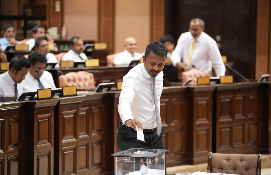 ނޮވެމްބަރު 13، 2023: ރައްޔިތުންގެ މަޖިލީހުގެ ރައީސްއަކު ހޮވުމަށް ވިލިމާލޭ ދާއިރާގެ މެމްބަރު އުޝާމް ވޯޓު ލައްވަނީ. -- ފޮޓޯ: މަޖިލީހުގެ އިދާރާ