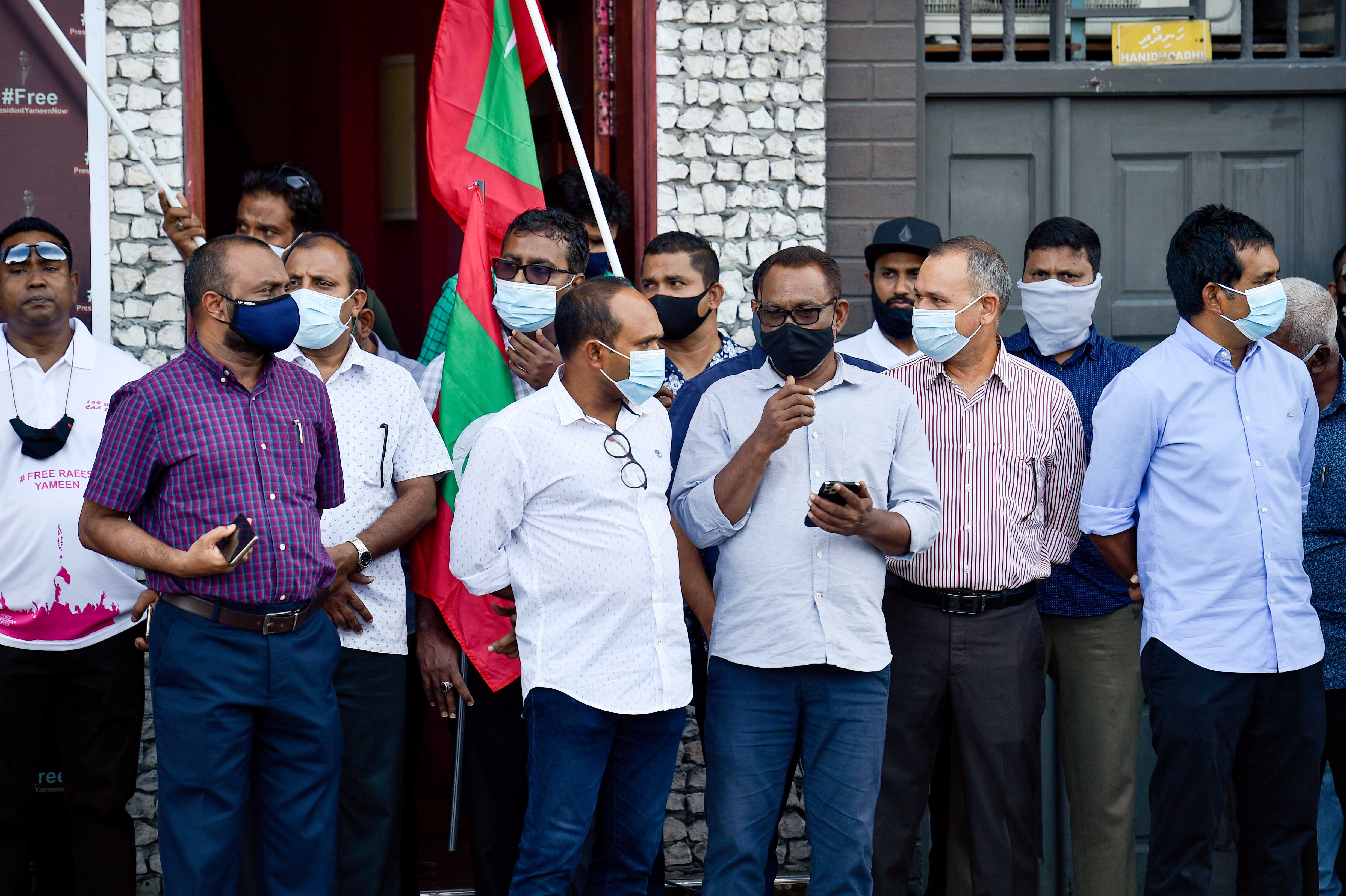 ޕީޕީއެމް އޮފީސް ކުރިމަތީގައި ބޭއްވި އެޕާޓީގެ ލޯކަލް ކައުންސިލް ކެމްޕޭން ނިންމާ ޖަލްސާގައި އެޕާޓީގެ ލީޑަޝިޕް ބައިވެރިވަނީ.-ފޮޓޯ: ހުސައިން ވަހީދު/އަދަދު