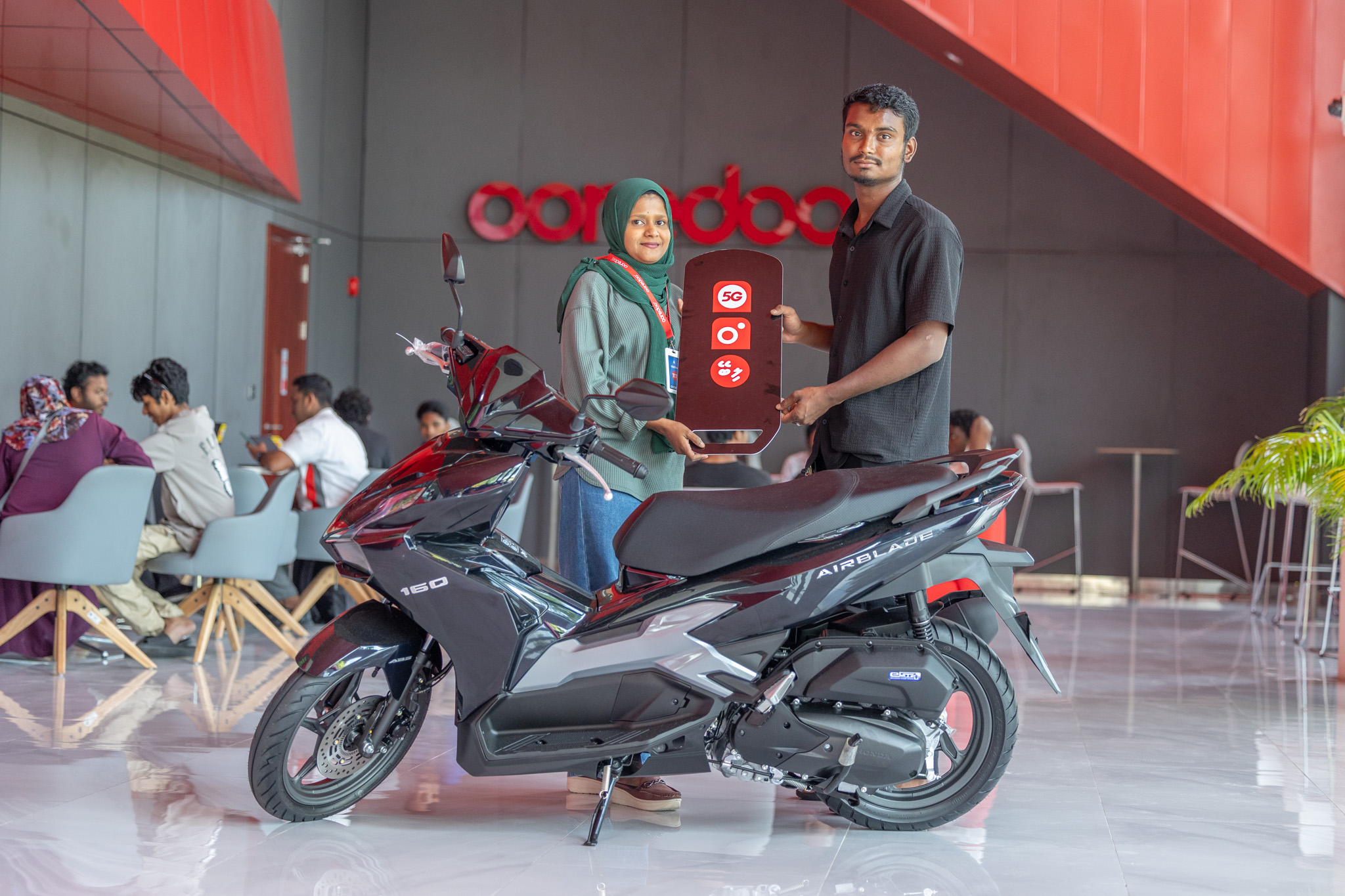 5ޖީ ލިބޭ ކެމްޕެއިންގެ ދަށުން ކޮންމެ ތިން ދުވަހަކުން އަގުހުރި ސައިކަލު ލިބޭ ޕްރޮމޯޝަންގެ 15 ވަނަ ނަސީބުވެރިޔާ، އަބްދުﷲ އަފީފްގެ ސައިކަލު ހަވާލު ކުރުން -- ފޮޓޯ: އުރީދޫ