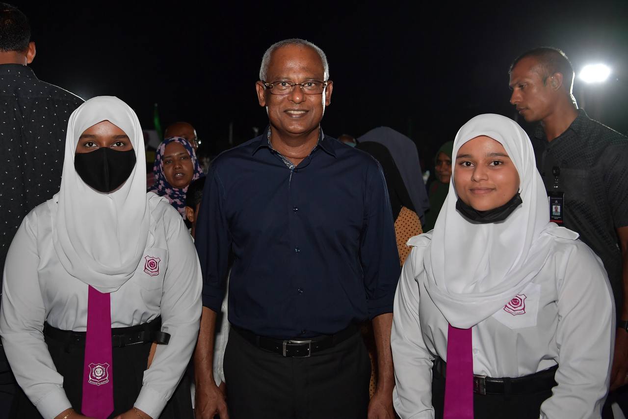 އައްޑޫ ސިޓީ އަދި ފުވައްމުލައް ސިޓީއަށް ރައީސް އިބްރާހިމް މުހައްމަދު ސޯލިހު ނިމިދިޔަ ހަފުތާގެ ބަންދުގައި ވަނީ ރަސްމީ ދަތުރުފުޅެއް ކުރައްވާފަ އެވެ. މި ދަތުރުފުޅުގައި އެންމެ ފާހަގަކޮށްލެވޭ ހަރަކާތަކަށް އޮތީ, ދެ ސިޓީގެ ރައްޔިތުންނަށް ރައީސް ދެއްވި މާހެފުމެވެ. އެ މާހެފުމުގައި ގިނަ ރައްޔިތުންތަކެއް ބައިވެރިވިއިރު ރައީސް ވަނީ ދެ ސިޓީގެ ތަރައްގީއަށް ކުރައްވާނެ ގިނަ މަޝްރޫއުތަކެއް އިއުލާން ކުރައްވާފަ އެވެ. އަދި އޭގެ ފަހުން ވަކިވަކިން ކޮންމެ މޭޒެއް ކައިރިއަށް ވަޑައިގެން އެތަނަށް ދިޔަ ރައްޔިތުންނާ ގާތުން ބައްދަލުކުރައްވާފަ އެވެ. ރައްޔިތުންނާއެކު ގިނަ ވަގުތުތަކެއް ރައީސް ހޭދަކުރެއްވިއިރު, އެމީހުންގެ ޝަކުވާ އާއި ކަންބޮޑުވުންތައް އަަދި ހިޔާލުތައް ހޯއްދެވި އެވެ. ރައީސްއާއެކު ކުރެވުނު އެ ބައްދަލުވުންވީ އެތަނަށް ދިޔަ ކޮންމެ ރައްޔިތަކަށް ވެސް ހާއްސަވި ބައްދަލުވުމަކަށެވެ. - ފޮޓޯ: މުންޝިދު / ރައީސް އޮފީސް 