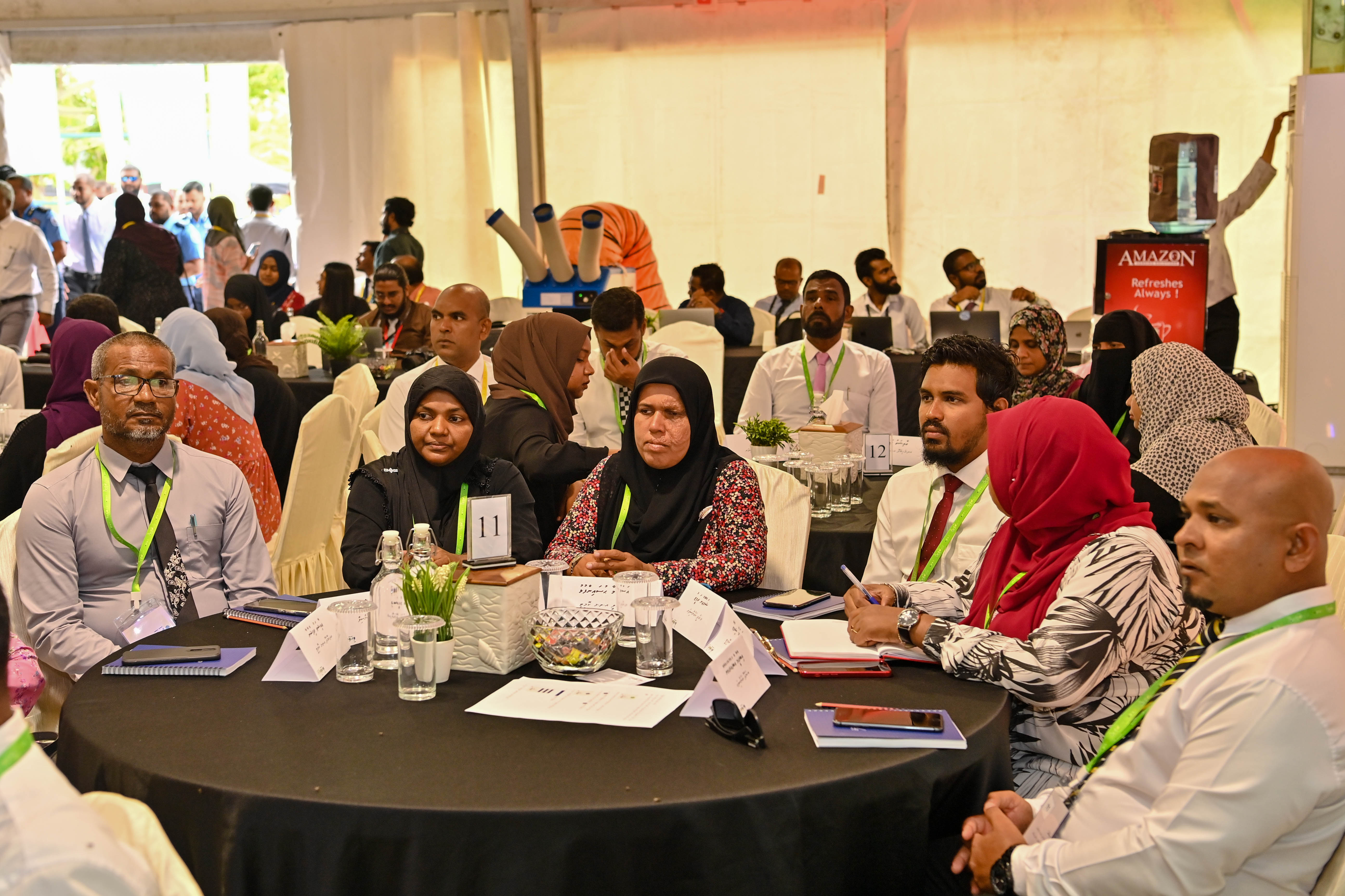 ލާމަރުކަޒީ ނިޒާމާއި އޭގެ ހައްލުތަކާއި އަމާޒުތަކާމެދު ފުޅާ ގޮތެއްގައި މަޝްވަރާކުރަން މެދުރާއްޖެ ތެރޭގެ ރަށްރަށުގެ ކައުންސިލްތަކުގެ ރައީސުންނާއި އަންހެނުން ކޮމިޓީތަކުގެ ރައީސުން ހިނެމޭ ގޮތަށް އުކުޅަހުގައި މިއަދު "ވިއަވަތި ރާއްޖެ" ކޮންފަރެންސް ވަނީ ފަށާފައި. --ފޮޓޯ: ރައީސް އޮފީސް