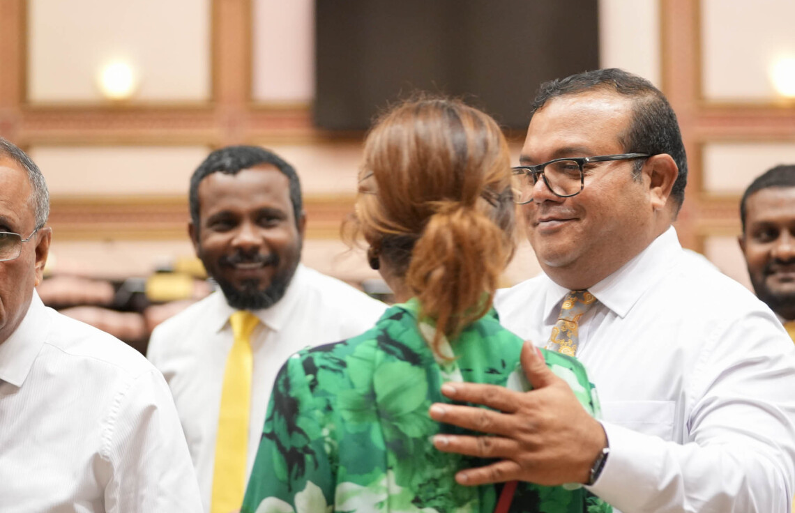ނޮވެމްބަރު 13، 2023: މަޖިލީހުގެ އާ ރައީސް މުހައްމަދު އަސްލަމް އާއި ނައިބު ރައީސް އީވާ އަބްދުފ އަދި ބައެއް އެހެން މެމްބަރުން -- ފޮޓޯ: މަޖިލީހުގެ އިދާރާ