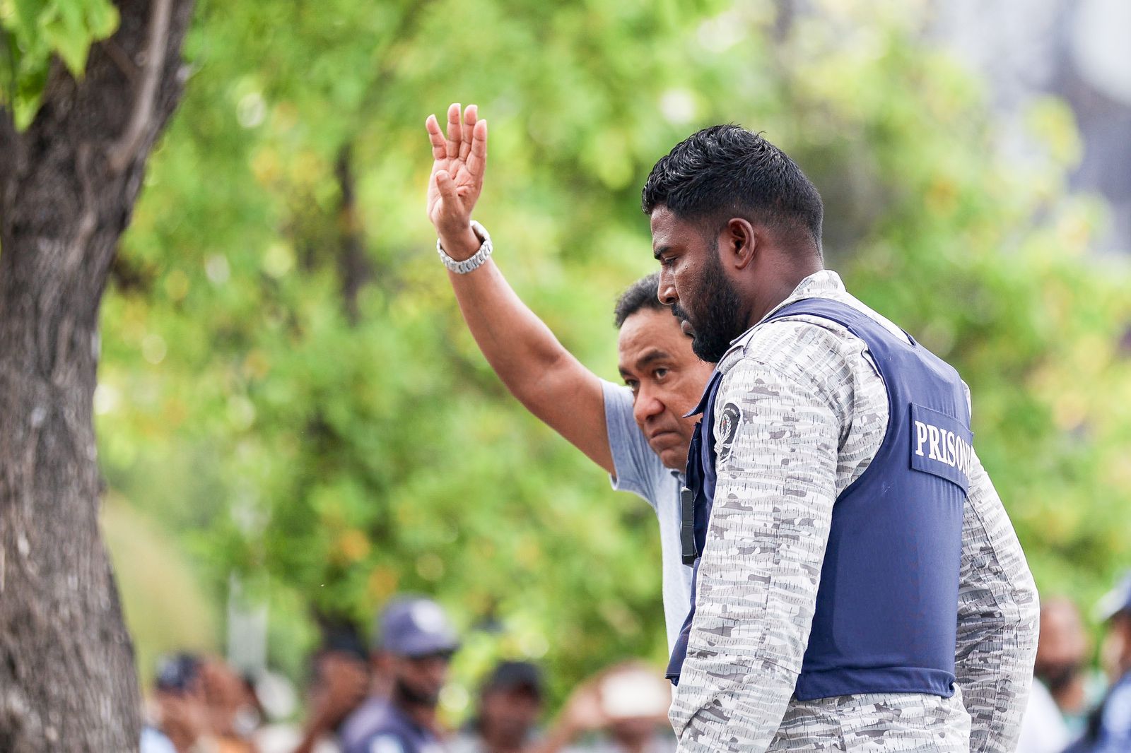 އޮކްޓޫބަރ 1، 2023 - ޖަލު ހުކުމެއް ތަންފީޒް ކުރަމުން ގެންދަވާ ކުރީގެ ރައީސް ޔާމީން ގެއަށް ބަދަލުކުރުން؛ ޕީޕީއެމް އަދި ރައީސް ޔާމީނަށް ތާއީދުކުރައްވާ ގިނަ އަދަދެއްގެ ބަޔަކު ވަނީ އެ ވަގުތު އެ ސަރަހައްދަށް އެއްވެ ޝުއޫރު ފާޅުކޮށްފައި --- ފޮޓޯ؛ އަބްދުﷲ އިޔާން / އަދަދު