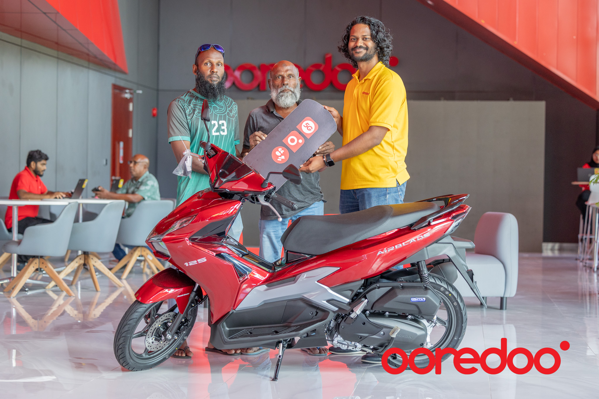 5ޖީ ލިބޭ ކެމްޕެއިންގެ ދަށުން ކޮންމެ ތިން ދުވަހަކުން އަގުހުރި ސައިކަލު ލިބޭ ޕްރޮމޯޝަންގެ 9 ވަނަ ނަސީބުވެރިޔާ، އުމަރު ޒާހިރުގެ ސައިކަލު ހަވާލު ކުރުން -- ފޮޓޯ: އުރީދޫ