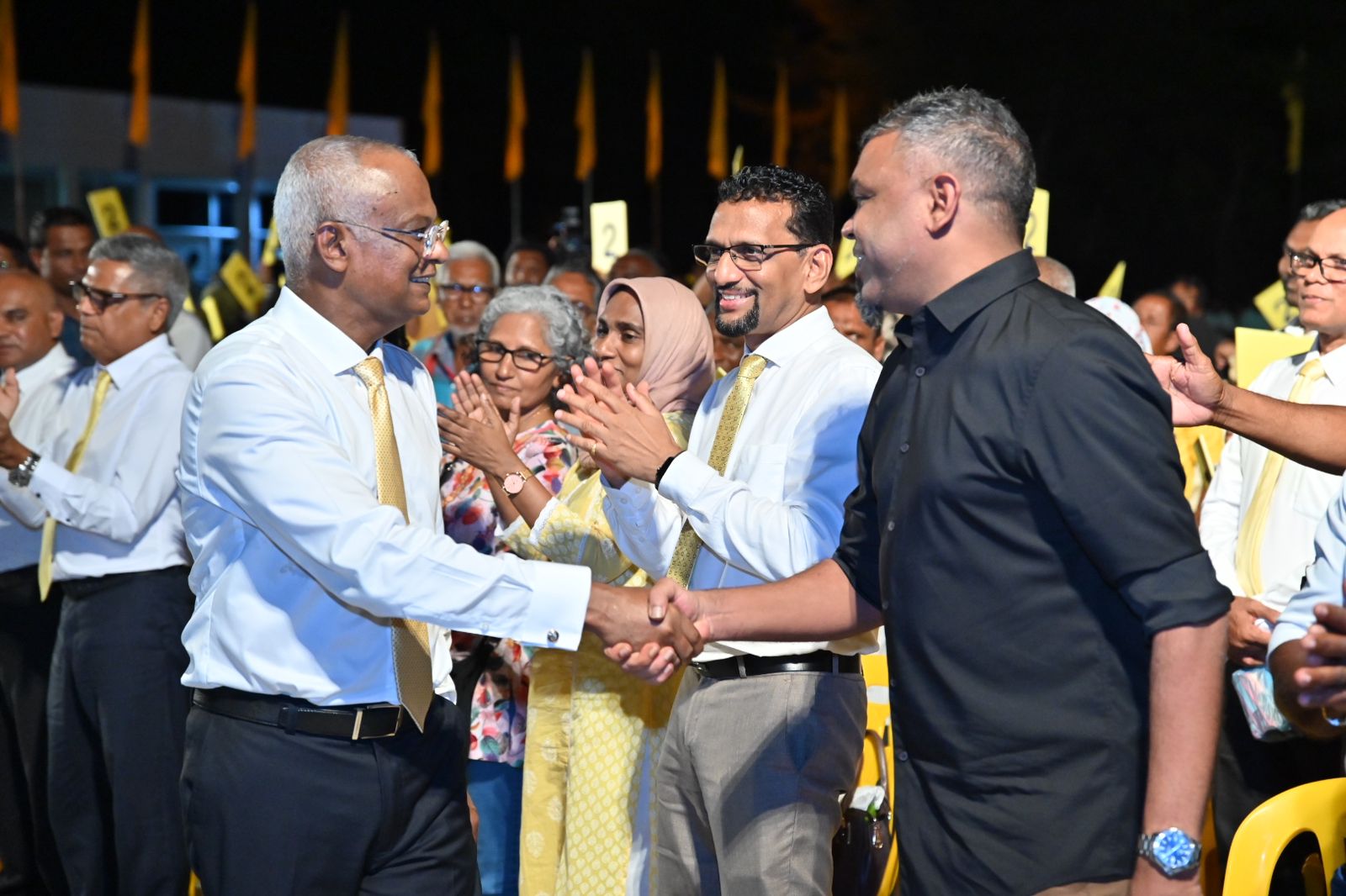 ޑިސެމްބަރު 26، 2023 - ހޮނިހިރު ދުވަހު ބާއްވާ އެމްޑީޕީގެ ރިޔާސީ ޕްރައިމަރީގައި ވާދަ ކުރައްވާ ރައީސުލްޖުމްހޫރިއްޔާ އިބްރާހިމް މުހައްމަދު ސޯލިހުގެ ކެމްޕެއިން ނިންމުމަށް އައްޑޫގައި ބޭއްވި ޖަލްސާގެ ތެރެއިން. --- ފޮޓޯ؛ ރައީސް ސޯލިހުގެ ކެމްޕެއިން ޓީމް