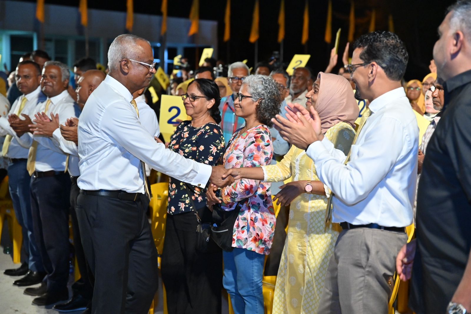 ޑިސެމްބަރު 26، 2023 - ހޮނިހިރު ދުވަހު ބާއްވާ އެމްޑީޕީގެ ރިޔާސީ ޕްރައިމަރީގައި ވާދަ ކުރައްވާ ރައީސުލްޖުމްހޫރިއްޔާ އިބްރާހިމް މުހައްމަދު ސޯލިހުގެ ކެމްޕެއިން ނިންމުމަށް އައްޑޫގައި ބޭއްވި ޖަލްސާގެ ތެރެއިން. --- ފޮޓޯ؛ ރައީސް ސޯލިހުގެ ކެމްޕެއިން ޓީމް