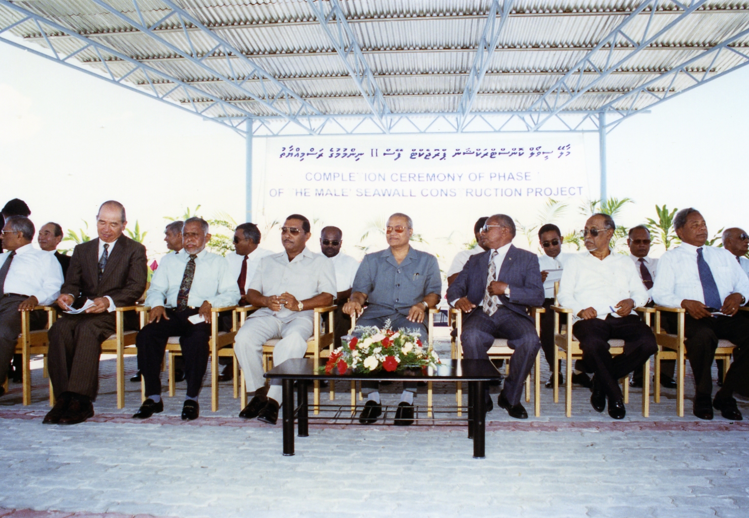 މާލޭ ކަނޑުތޮށިލުމުގެ ޕްރޮޖެކްޓުގެ ރަސްމިއްޔާތެއްގައި އުމަރު ޒާހިރު އޭރުގެ ރައީސް މައުމޫން އާއި ކެބިނެޓް މެމްބަރުންނާ އެކު ބައިވެރިވެވަޑައިގަންނަވަނީ.